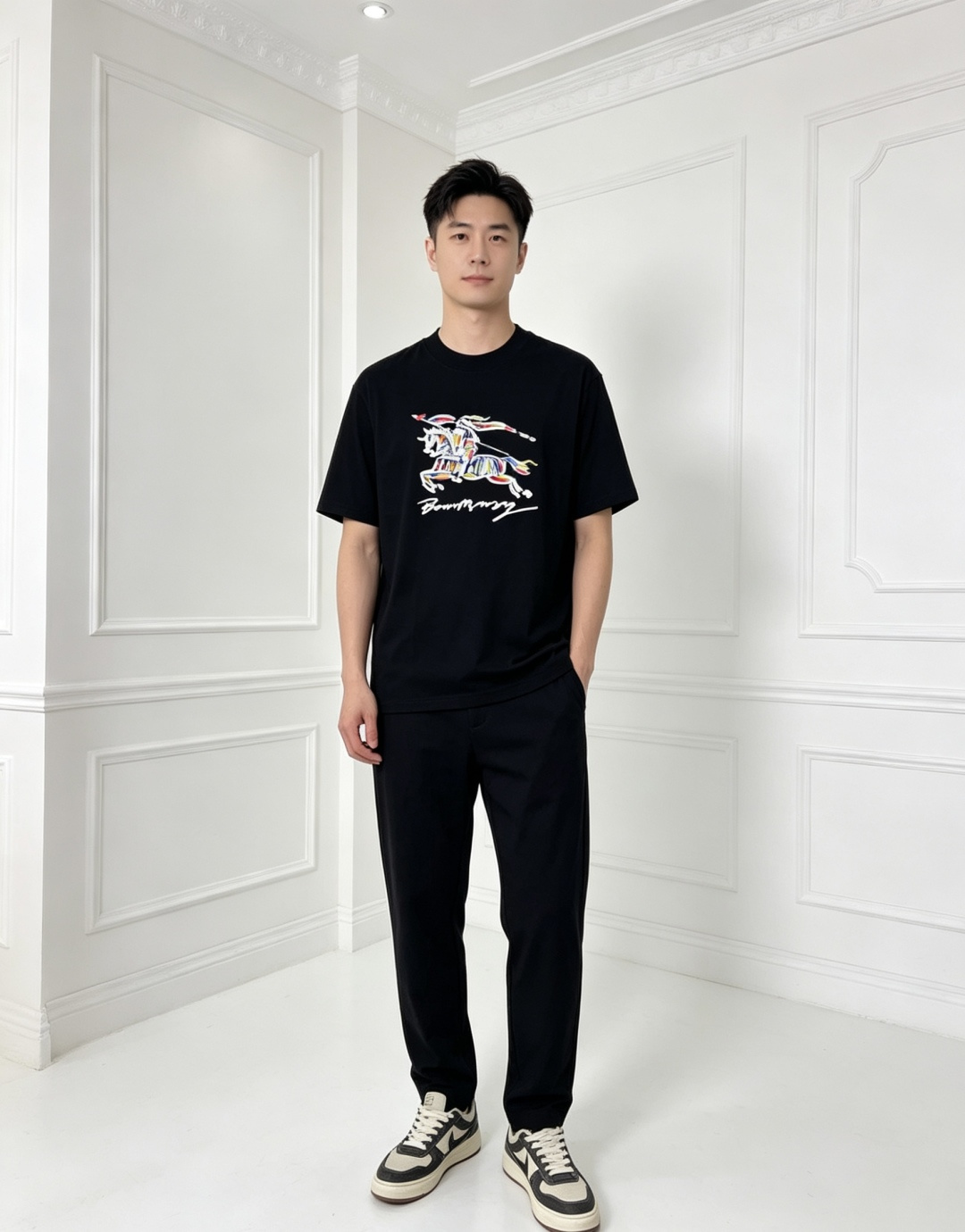 NO:834863,.Burberry.26 spring and summer new product counter debuts the latest short-sleeved round neck T-shirt, high-end customization, avant-garde and fashionable design!  The brand logo emphasizes craftsmanship design, high-end customized fabrics, soft to the touch and comfortable to wear. The high-end fabrics imported from 1f customers have a very delicate texture, exquisite details and craftsmanship. It has exquisite counter-level stitching, fine workmanship, and a highly moldable item. It can be matched with any fashion. The shape is super good. A must-have item for trendy men. Colors: white, black. Size m-3xL.m wears 175/130 pounds, burberry, T-shirt, tees, t-shirt,19860909.巴宝莉.26春夏新品专柜首发最新款短袖圆领T恤 高端订制 设计前卫时尚！品牌logo重工艺设计,高端定制面料,手感柔软,穿着舒适,1f客供进口高档面料质感非常细腻,细节工艺精湛考究,专柜级别精致车线,做工精细,塑造性极高的一款单品,任何时装都可以搭配,版型超级好 潮男必备单品 颜色白色、黑色 尺码m-3xL.m穿175/130斤,,burberry,T-shirt,tees，t-shirt,,Men's clothing