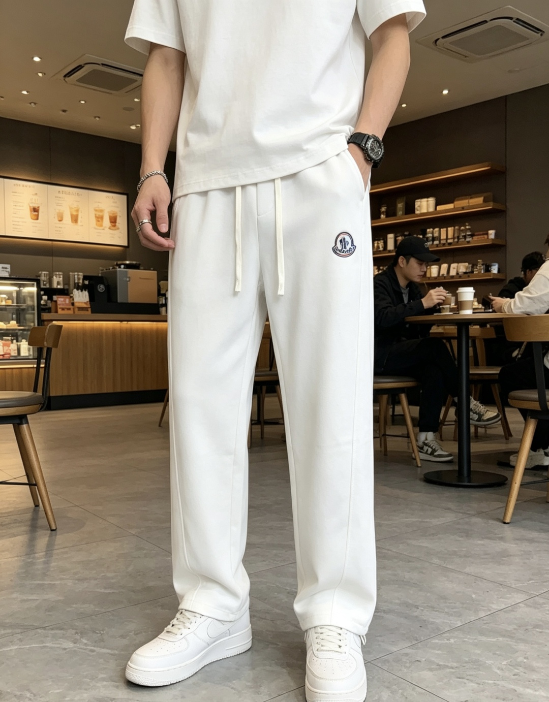 NO:835962,. Meng Mouth. New products in the 2026 spring and summer counters are on the market at the same time. High-quality fashionable casual pants made from original orders. Super versatile. Exclusively customized fabrics, soft and delicate feel, comfortable next to the body, and super stylish on the upper body! The latest hardware accessories from the original custom shop. Super beautiful shape, long upper body and slender legs. The lining and wiring are impeccable. It can be attended to any occasion. Once again, the fabric is very, very classy! Size m-3xL.m wears 28.29,,Moncler,19860909.蒙口.26年春夏专柜新品同步上市.原单订制高品质时尚休闲裤.超级百搭款.独家定制面料,手感细腻柔软,贴身舒适,上身超有型！原版定制专柜最新五金辅料.超靓版型、上身显腿修长,內里,走线都无可挑剔,任何场合都可出席,再次强调面料非常非常显档次！码数m-3xL.m穿28.29,,Moncler,,Men's clothing