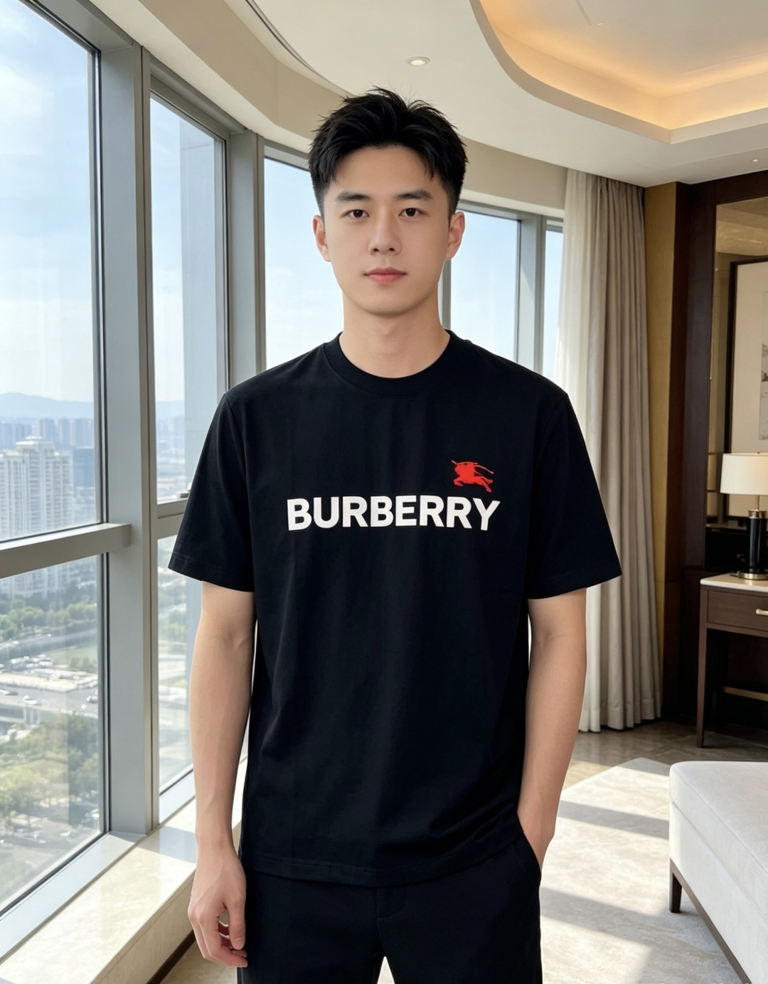 NO:847198,. Burberry. 2026 spring and summer new fashion round neck short-sleeved advanced customization versatile style!  It is more practical and can be easily controlled by anyone. It is made of original fabrics and has a luxurious classic brand logo design. It is very classy and a must buy for those who know the goods!  The tailoring is a slim fit. It is very delicate, shows aura, and highlights the sophistication of men. This is unique. It is just right for slim fit and the upper body effect is very good. Size m-3XL m wears 175/130, burberry, T-shirt,19860909. 巴宝莉.2026春夏新品时尚圆领短袖高级定制百搭款式！更有实用感 任何人都可以轻松驾驭 采用原版面料制作,奢华经典品牌logo设计,B非常显档次懂货的必须入！版型剪裁属于修身款 非常精致,显气场,又会凸显男士的精致,这就是独到之处,恰到好处的修身,上身效果非常赞.尺码m-3XL m穿175/130,,burberry,T-shirt,,Men's clothing