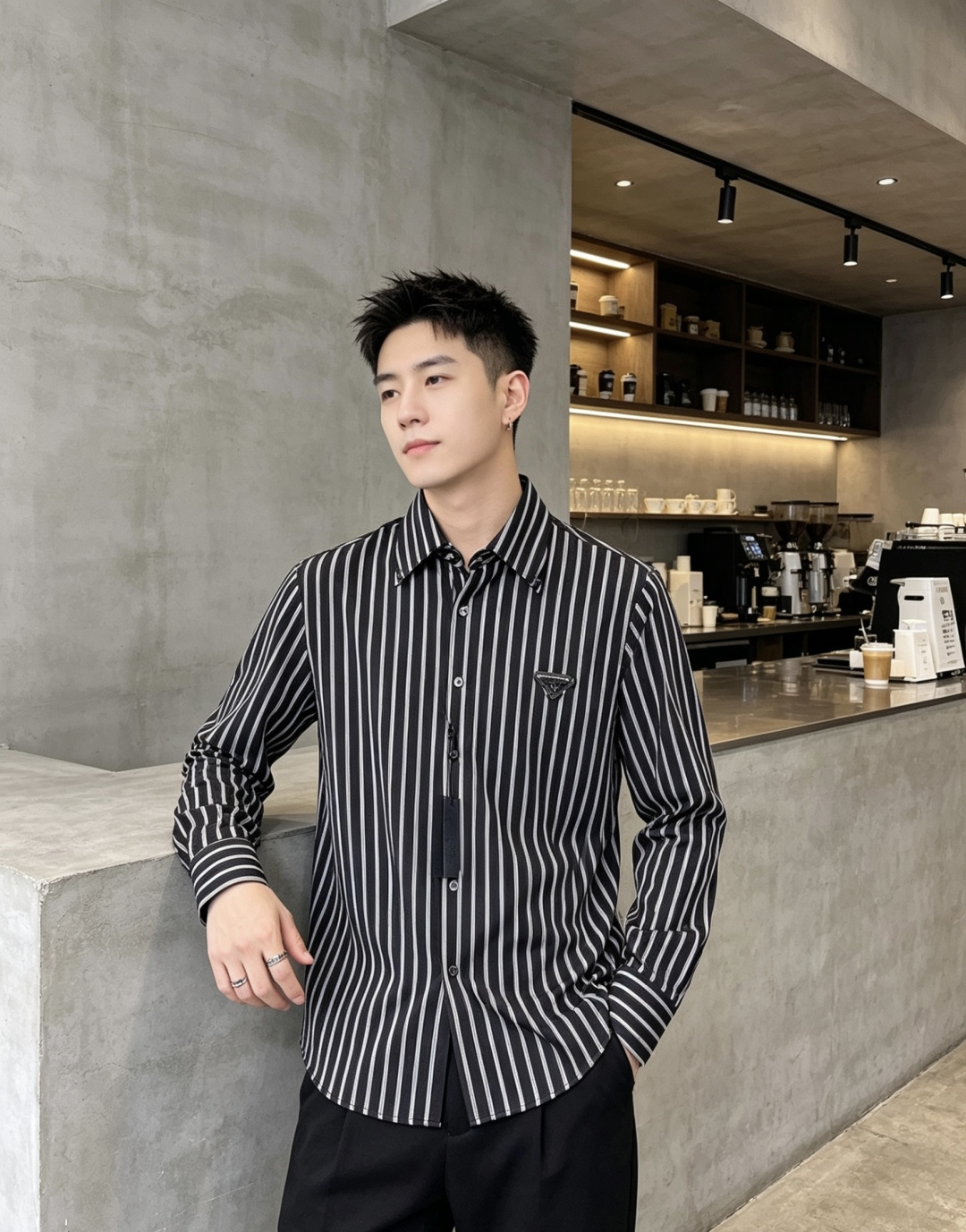 NO:911289,.Prada.Lao Qianfeng's new fashionable men's long-sleeved shirt for all seasons uses high-end top-grade fabrics and no-iron technology. It is comfortable and exquisite, and has excellent upper body effects. The original LOGO of the luxury brand fully reflects the temperament and taste of men. Fashionable and elegant, aristocratic heritage, simple and delicate design, perfect tailoring, meticulous materials, soft and comfortable feel, gorgeous colors, highlighting the atmosphere!  Counter size.m-3xL.m wears 175/130 catties, prada,19860909.普拉达.老钱枫 四季款时尚新品男士长袖衬衣 同步采用高档顶级面料 免烫工艺.舒适精致,上身效果极佳 奢华品牌原版LOGO搭配 充分体现男人的气质与品位 时尚优雅 贵族底蕴 简洁细腻的设计 裁剪完美 用料一丝不苟 手感柔软舒适 华丽色彩 彰显大气！专柜尺码.m-3xL.m穿175/130斤,,prada,,Men's clothing