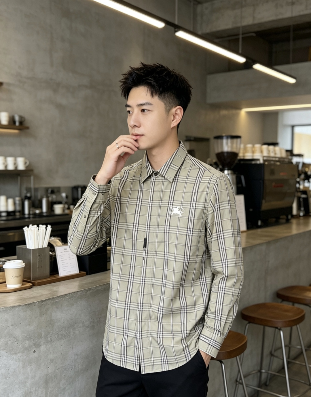 NO:911316,.Burberry.Old Qianfeng's new fashionable men's long-sleeved shirt for all seasons is made of high-end top-grade fabrics. It is made of non-iron technology. It is comfortable and exquisite, and has excellent upper body effects. The original LOGO of the luxury brand fully reflects the temperament and taste of men. Fashionable and elegant, aristocratic heritage, simple and delicate design, perfect tailoring, meticulous materials, soft and comfortable feel, gorgeous colors, highlighting the atmosphere!  Counter size.m-3xL.m wears 175/130 catties, burberry,19860909.巴宝莉.老钱枫 四季款时尚新品男士长袖衬衣 同步采用高档顶级面料 免烫工艺.舒适精致,上身效果极佳 奢华品牌原版LOGO搭配 充分体现男人的气质与品位 时尚优雅 贵族底蕴 简洁细腻的设计 裁剪完美 用料一丝不苟 手感柔软舒适 华丽色彩 彰显大气！专柜尺码.m-3xL.m穿175/130斤,,burberry,,Men's clothing