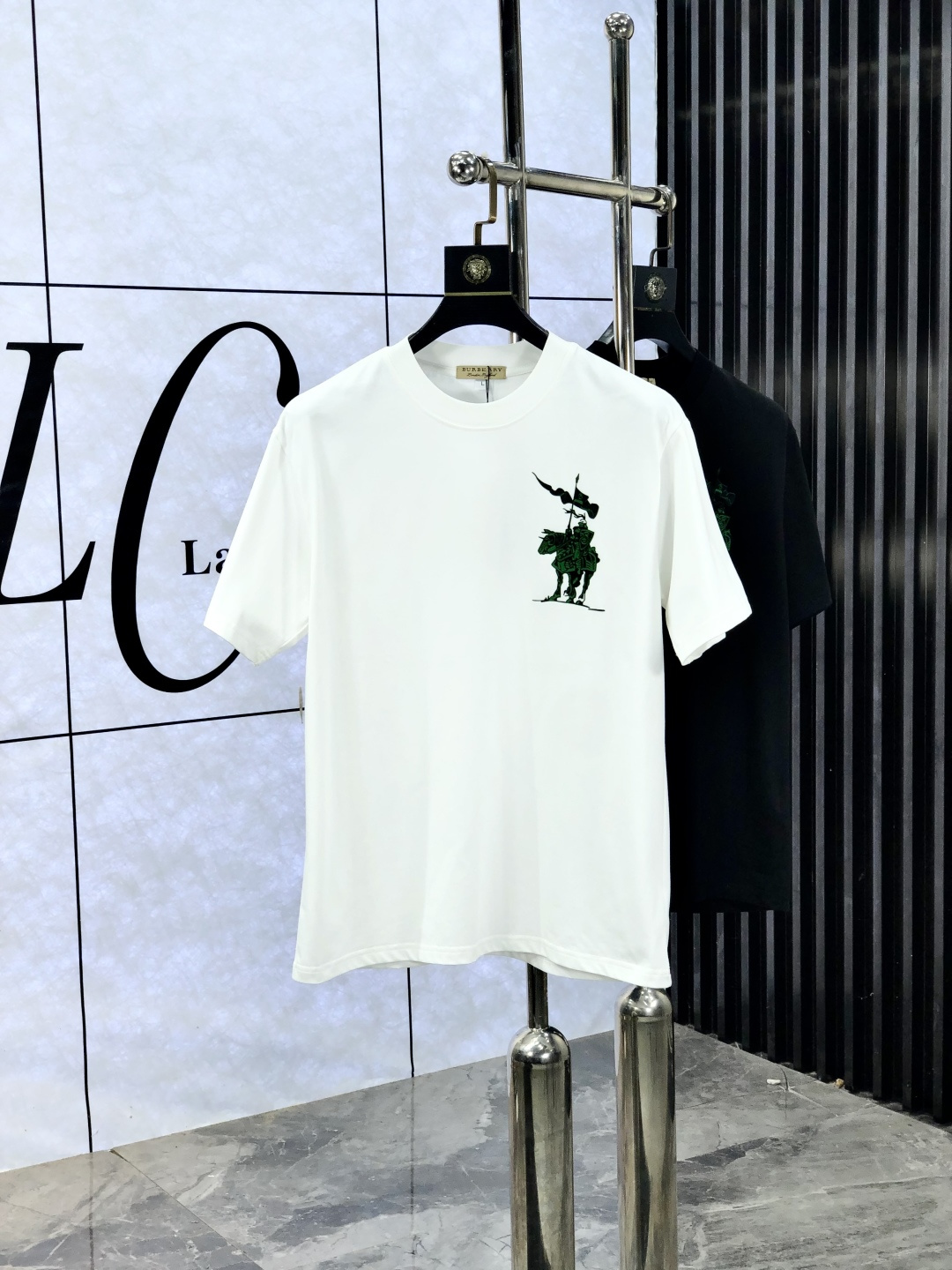 NO:521322,.Burberry. Wear 200 catties. 2025 spring and summer new product, fashionable round neck short sleeve high-end custom versatile style!  More practical, anyone can easily control it. It is made of pure cotton fabric, luxurious and classic brand logo design, 1f is very high-end and must-have if you understand the goods!  The style and tailoring are slim styles, which are very exquisite and highlight the exquisiteness of men. This is the unique feature, the right slim fit, and the upper body effect is very good. Size M-4xL wears 175/130, burberry, T-shirt, alexander wang19860909.巴宝莉.穿200斤.2025春夏新品时尚圆领短袖高级定制百搭款式！更有实用感 任何人都可以轻松驾驭 采用纯棉面料制作,奢华经典品牌logo设计,1f非常显档次懂货的必须入！版型剪裁属于修身款 非常精显气场,又会凸显男士的精致,这就是独到之处,恰到好处的修身,上身效果非常赞.尺码M-4xL 穿175/130,,burberry,T-shirt,alexander wang,Men's clothing