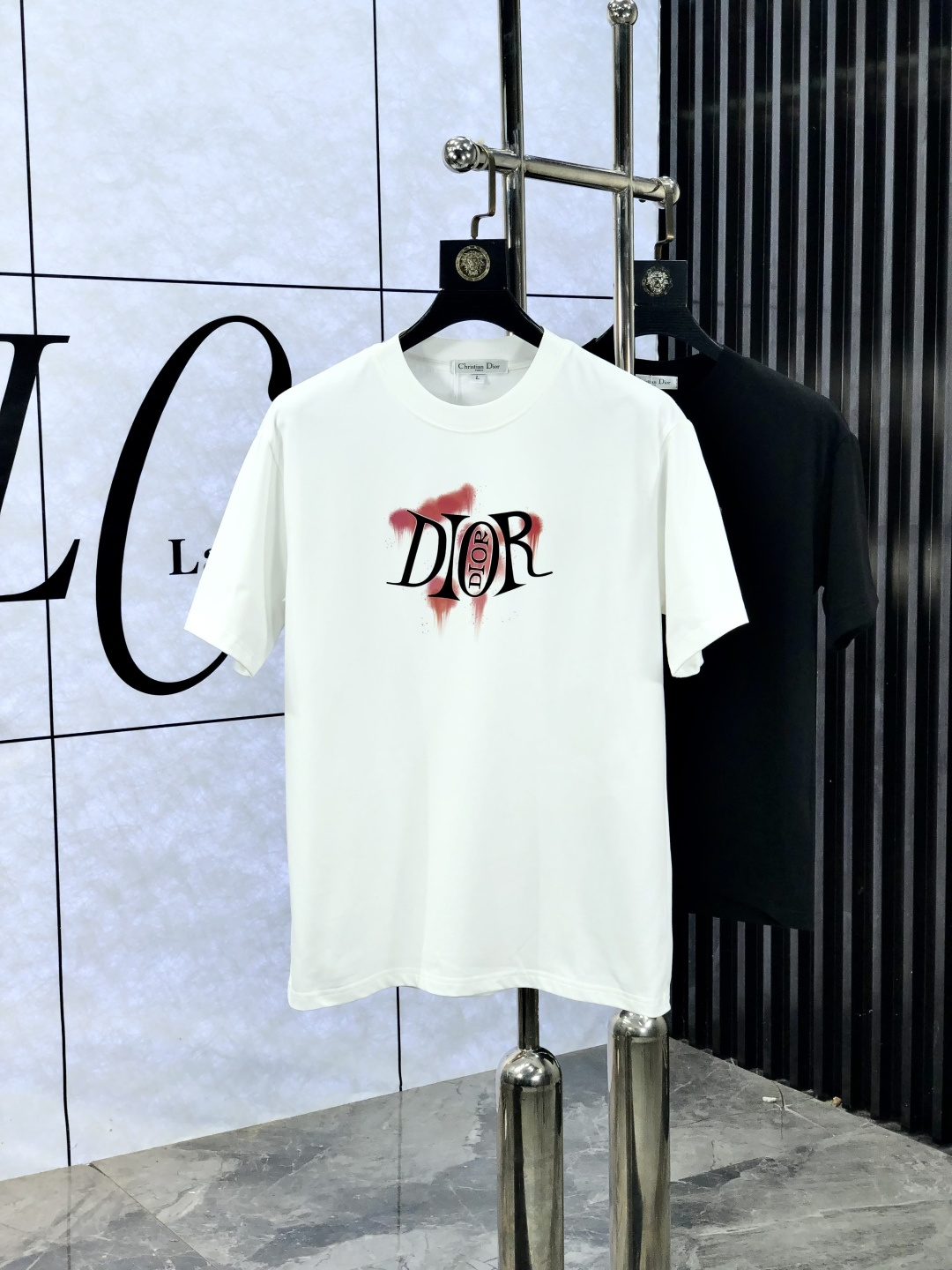 NO:521298,.Dior. Wear 200 catties. 2025 spring and summer new product fashionable round neck short sleeve high-end custom versatile style!  More practical, anyone can easily control it. It is made of pure cotton fabric, luxurious and classic brand logo design, 1f is very high-end and must-have if you understand the goods!  The style and tailoring are slim styles, which are very exquisite and highlight the exquisiteness of men. This is the unique feature, the right slim fit, and the upper body effect is very good. Size M-4xL wears 175/130, dior, T-shirt, alexander wang19860909.Dior.穿200斤.2025春夏新品时尚圆领短袖高级定制百搭款式！更有实用感 任何人都可以轻松驾驭 采用纯棉面料制作,奢华经典品牌logo设计,1f非常显档次懂货的必须入！版型剪裁属于修身款 非常精显气场,又会凸显男士的精致,这就是独到之处,恰到好处的修身,上身效果非常赞.尺码M-4xL 穿175/130,,dior,T-shirt,alexander wang,Men's clothing