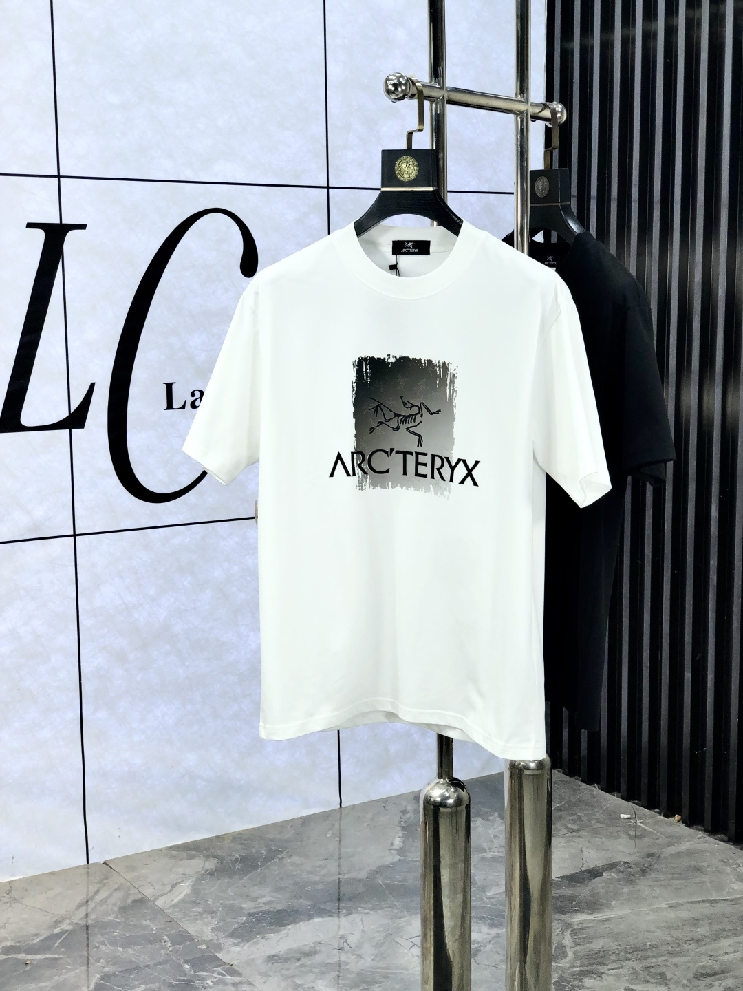 NO:521300,.Archaezoid. Wear 200 catties. 2025 spring and summer new product, fashionable round neck short sleeve high-end custom versatile style!  More practical, anyone can easily control it. It is made of pure cotton fabric, luxurious and classic brand logo design, 1f is very high-end and must-have if you understand the goods!  The style cut is a slim fit style, which is very exquisite and highlights the exquisiteness of men. This is the unique feature, the right slim fit, and the upper body effect is very good. Size M-4xL wears 175/130, arc'teryx, T-shirt, alexander wang19860909.始祖鸟.穿200斤.2025春夏新品时尚圆领短袖高级定制百搭款式！更有实用感 任何人都可以轻松驾驭 采用纯棉面料制作,奢华经典品牌logo设计,1f非常显档次懂货的必须入！版型剪裁属于修身款 非常精显气场,又会凸显男士的精致,这就是独到之处,恰到好处的修身,上身效果非常赞.尺码M-4xL 穿175/130,arc'teryx,T-shirt,alexander wang,Men's clothing