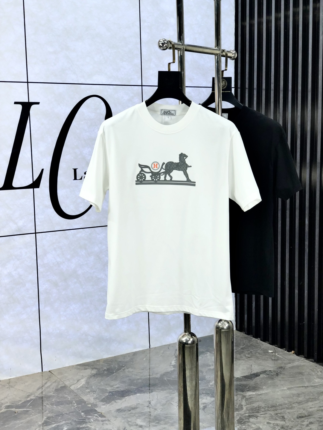 NO:521302,.Hermes. Wear 200 catties. 2025 spring and summer new product fashionable round neck short sleeve high-end custom versatile style!  More practical, anyone can easily control it. It is made of pure cotton fabric, luxurious and classic brand logo design, 1f is very high-end and must-have if you understand the goods!  The style and tailoring are slim styles, which are very exquisite and highlight the exquisiteness of men. This is the unique feature, the right slim fit, and the upper body effect is very good. Size M-4xL wears 175/130, hermes, T-shirt, alexander wang19860909.爱马仕.穿200斤.2025春夏新品时尚圆领短袖高级定制百搭款式！更有实用感 任何人都可以轻松驾驭 采用纯棉面料制作,奢华经典品牌logo设计,1f非常显档次懂货的必须入！版型剪裁属于修身款 非常精显气场,又会凸显男士的精致,这就是独到之处,恰到好处的修身,上身效果非常赞.尺码M-4xL 穿175/130,,hermes,T-shirt,alexander wang,Men's clothing