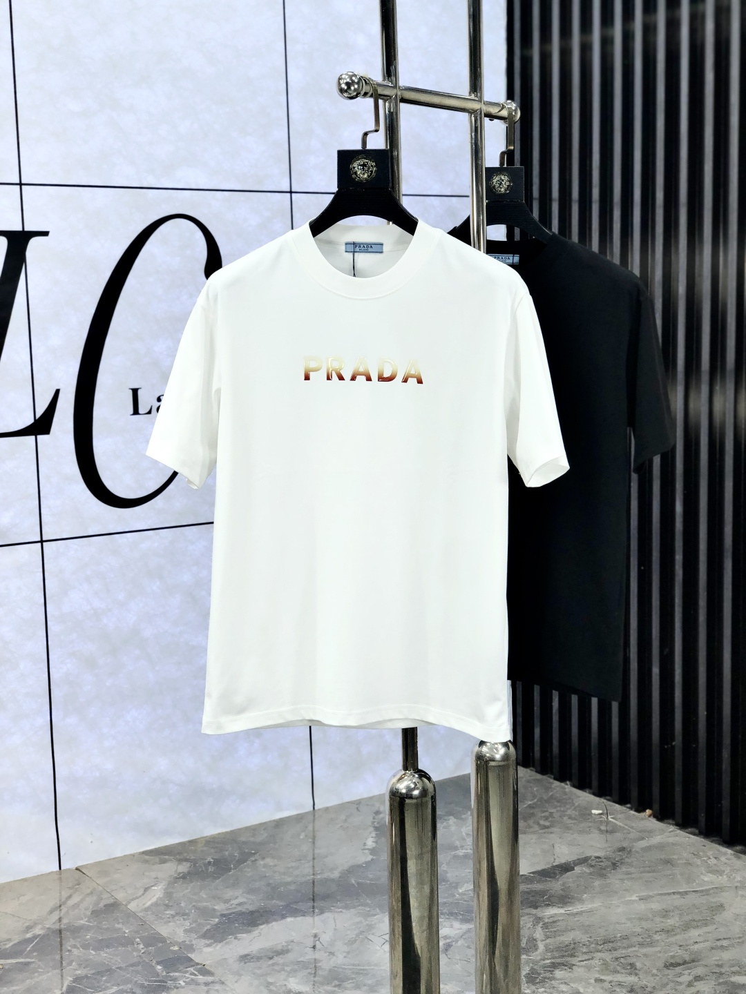 NO:521305,.Prada. Wear 200 catties. 2025 spring and summer new product, fashionable round neck short sleeve high-end custom versatile style!  More practical, anyone can easily control it. It is made of pure cotton fabric, luxurious and classic brand logo design, 1f is very high-end and must-have if you understand the goods!  The style and tailoring are slim styles, which are very exquisite and highlight the exquisiteness of men. This is the unique feature, the right slim fit, and the upper body effect is very good. Size M-4xL wears 175/130, prada, T-shirt, alexander wang19860909.普拉达.穿200斤.2025春夏新品时尚圆领短袖高级定制百搭款式！更有实用感 任何人都可以轻松驾驭 采用纯棉面料制作,奢华经典品牌logo设计,1f非常显档次懂货的必须入！版型剪裁属于修身款 非常精显气场,又会凸显男士的精致,这就是独到之处,恰到好处的修身,上身效果非常赞.尺码M-4xL 穿175/130,,prada,T-shirt,alexander wang,Men's clothing