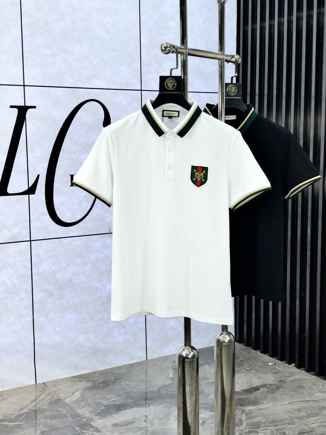 NO:521311,.Gucci. Wear 200 catties. The new spring and summer 2025 short-sleeved polo shirt for men, continuing the classic business casual lapel POLO shirt. This Polo shirt is made of mercerized double-sided cotton bead floor fabric, and the timeless design can transcend fashion trends. The classic style, the 1f brand LOGO three-dimensional and unique, making the overall more detailed. The combination style, the fabric is made of cotton beaded material, comfortable, skin-friendly, breathable, and is a very practical style for commuting and leisure. Highly recommended. Size M-4XL m wears 175/130,,gucci, T-shirt, alexander wang19860909.Gucci.穿200斤.2025春夏新款男士标识短袖polo衫,延续经典商务休闲翻领POLO恤.该款Polo衫采用丝光双面棉质珠地面料制成,隽永设计可跨越时尚潮流.经典款型,1f品牌LOGO立体别致,让整体更具细节感 合体的版型,面料采用全棉珠地料,舒适,亲肤,透气好,平时通勤休闲都很实穿的一款 强烈推荐.尺码M-4XL m穿175/130,,gucci,T-shirt,alexander wang,Men's clothing