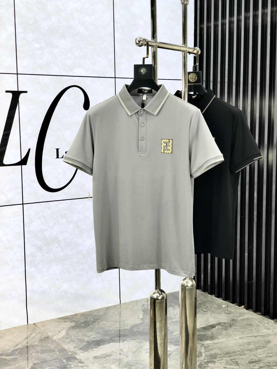 NO:521317,.Fendi. Wear 200 catties. The new spring and summer 2025 short-sleeved polo shirt for men, continuing the classic business casual lapel POLO shirt. This Polo shirt is made of mercerized double-sided cotton bead floor fabric, and the timeless design can transcend fashion trends. The classic style, the 1f brand LOGO three-dimensional and unique, making the overall more detailed. The combination style, the fabric is made of cotton beaded material, comfortable, skin-friendly, breathable, and is a very practical style for commuting and leisure. Highly recommended. Size M-4XL m wear 175/130, fendi, T-shirt, alexander wang19860909.芬迪.穿200斤.2025春夏新款男士标识短袖polo衫,延续经典商务休闲翻领POLO恤.该款Polo衫采用丝光双面棉质珠地面料制成,隽永设计可跨越时尚潮流.经典款型,1f品牌LOGO立体别致,让整体更具细节感 合体的版型,面料采用全棉珠地料,舒适,亲肤,透气好,平时通勤休闲都很实穿的一款 强烈推荐.尺码M-4XL m穿175/130,,fendi,T-shirt,alexander wang,Men's clothing