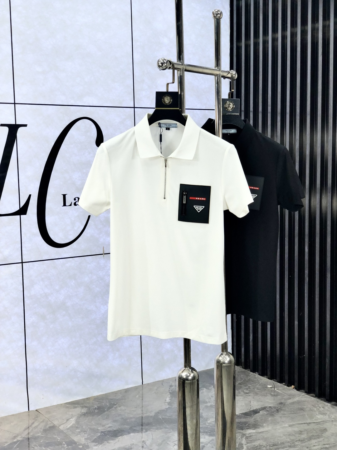 NO:521323,.Prada. Wear 200 catties. The new spring and summer 2025 short-sleeved polo shirt for men, continuing the classic business casual lapel POLO shirt. This Polo shirt is made of mercerized double-sided cotton bead floor fabric, and the timeless design can transcend fashion trends. Classic style, 1f brand LOGO three-dimensional and unique, making the overall more detailed. The combination style, the fabric is made of cotton beaded material, comfortable, skin-friendly, breathable, and is a very practical style for commuting and leisure. Highly recommended. Size M-4XL m wear 175/130, prada, T-shirt, alexander wang19860909.普拉达.穿200斤.2025春夏新款男士标识短袖polo衫,延续经典商务休闲翻领POLO恤.该款Polo衫采用丝光双面棉质珠地面料制成,隽永设计可跨越时尚潮流.经典款型,1f品牌LOGO立体别致,让整体更具细节感 合体的版型,面料采用全棉珠地料,舒适,亲肤,透气好,平时通勤休闲都很实穿的一款 强烈推荐.尺码M-4XL m穿175/130,,prada,T-shirt,alexander wang,Men's clothing