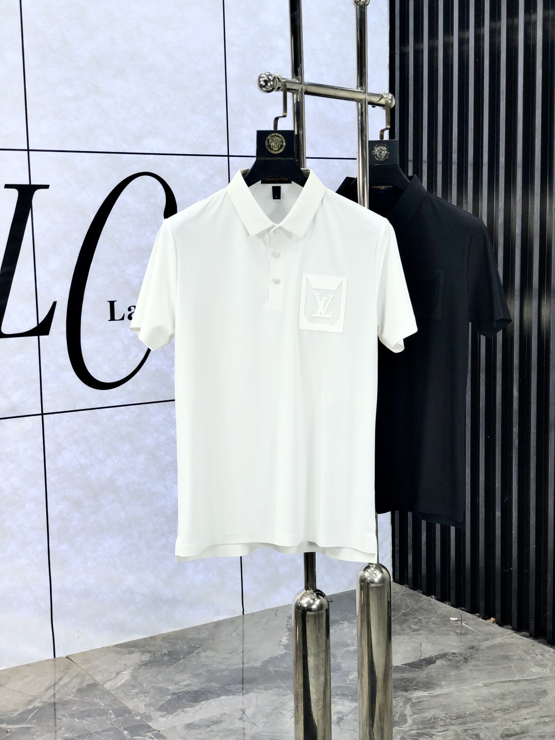 NO:521321,.Lv. Wear 200 catties. The new spring and summer 2025 short-sleeved polo shirt for men, continuing the classic business casual lapel POLO shirt. This polo shirt is made of mercerized double-sided cotton bead floor fabric, and the timeless design can transcend fashion trends. The classic style, the 1f brand LOGO three-dimensional and unique, making the overall more detailed. The combination style, the fabric is made of cotton beaded material, comfortable, skin-friendly, breathable, and is a very practical style for commuting and leisure. Highly recommended. Size M-4XL m wears 175/130,,louis vuitton, T-shirt, alexander wang19860909.Lv.穿200斤.2025春夏新款男士标识短袖polo衫,延续经典商务休闲翻领POLO恤.该款Polo衫采用丝光双面棉质珠地面料制成,隽永设计可跨越时尚潮流.经典款型,1f品牌LOGO立体别致,让整体更具细节感 合体的版型,面料采用全棉珠地料,舒适,亲肤,透气好,平时通勤休闲都很实穿的一款 强烈推荐.尺码M-4XL m穿175/130,,louis vuitton,T-shirt,alexander wang,Men's clothing