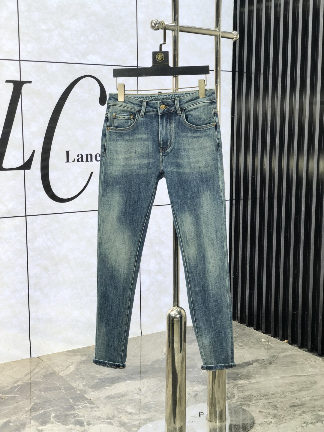 NO:521326,.Versey. The official counter is released simultaneously on the counter, 2025SS autumn and winter new men's casual jeans, original single quality, custom-made original denim fabric for counter, logo pattern design, original hardware and accessories for 5 trousers, three-dimensional and clear, realistic effect, super trendy and individual, fashionable and stylish upper body!  Trendy men's must-have items, 28-38, versace, jeans, alexander wang19860909.范思哲.官网专柜同步发售,2025SS秋冬新品男士休闲牛仔裤,原单品质,专柜定制原版牛仔面料,logo图案设计,5裤身原版五金辅料装饰,立体清晰,效果逼真,超级潮流个性,上身时尚有型！潮男必备单品 码数28-38,,versace,jeans,alexander wang,Men's clothing