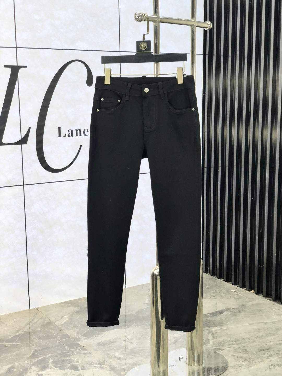 NO:521329,.Amani. The official counter is released simultaneously, 2025SS autumn and winter new men's casual jeans, original single quality, custom-made original denim fabric for counter, logo pattern design, 5-pants original hardware and auxiliary materials decoration, three-dimensional and clear, realistic effect, super trendy and personalized, fashionable and stylish upper body!  Trendy men's must-have items, number 28-38,,armani,jeans,alexander wang19860909.阿玛尼.官网专柜同步发售,2025SS秋冬新品男士休闲牛仔裤,原单品质,专柜定制原版牛仔面料,logo图案设计,5裤身原版五金辅料装饰,立体清晰,效果逼真,超级潮流个性,上身时尚有型！潮男必备单品 码数28-38,,armani,jeans,alexander wang,Men's clothing