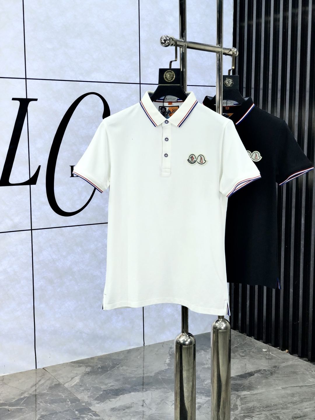 NO:521308,. Covered. Wear 200 catties. The new spring and summer 2025 short-sleeved polo shirt for men, continuing the classic business casual lapel POLO shirt. This polo shirt is made of mercerized double-sided cotton bead floor fabric, and the timeless design can transcend fashion trends. The classic style, the 1f brand LOGO three-dimensional and unique, making the overall more detailed. The combination style, the fabric is made of all-cotton beaded material, comfortable, skin-friendly, breathable, and is a very practical style for commuting and leisure. Highly recommended. Size M-4XL m wear 175/130, Moncler, T-shirt, alexander wang19860909.蒙口.穿200斤.2025春夏新款男士标识短袖polo衫,延续经典商务休闲翻领POLO恤.该款Polo衫采用丝光双面棉质珠地面料制成,隽永设计可跨越时尚潮流.经典款型,1f品牌LOGO立体别致,让整体更具细节感 合体的版型,面料采用全棉珠地料,舒适,亲肤,透气好,平时通勤休闲都很实穿的一款 强烈推荐.尺码M-4XL m穿175/130,,Moncler,T-shirt,alexander wang,Men's clothing