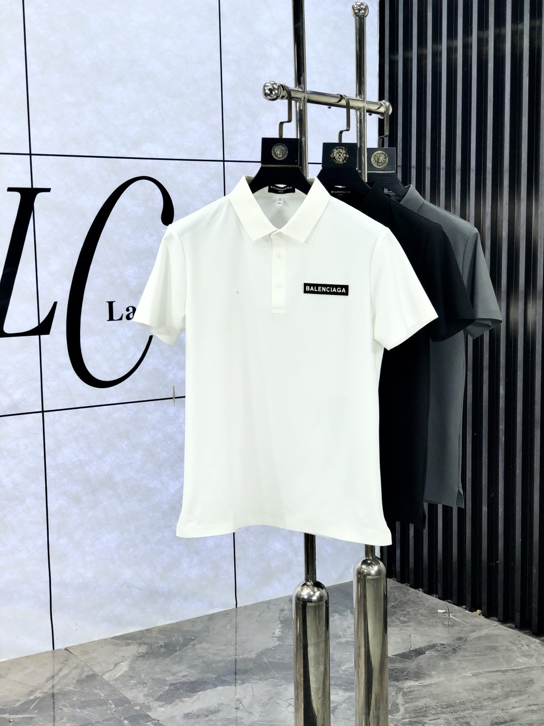 NO:521320,.Balenciaga. Wear 200 catties. The new spring and summer 2025 short-sleeved polo shirt for men, continuing the classic business casual lapel POLO shirt. This polo shirt is made of mercerized double-sided cotton bead floor fabric, and the timeless design can transcend fashion trends. The classic style, the 1f brand LOGO three-dimensional and unique, making the overall more detailed. The combination style, the fabric is made of all-cotton beaded material, comfortable, skin-friendly, breathable, and is a very practical model for daily commuting and leisure. Highly recommended. Size M-4XL m wear 175/130,,balenciaga,T-shirt,alexander wang19860909.巴黎世家.穿200斤.2025春夏新款男士标识短袖polo衫,延续经典商务休闲翻领POLO恤.该款Polo衫采用丝光双面棉质珠地面料制成,隽永设计可跨越时尚潮流.经典款型,1f品牌LOGO立体别致,让整体更具细节感 合体的版型,面料采用全棉珠地料,舒适,亲肤,透气好,平时通勤休闲都很实穿的一款 强烈推荐.尺码M-4XL m穿175/130,,balenciaga,T-shirt,alexander wang,Men's clothing