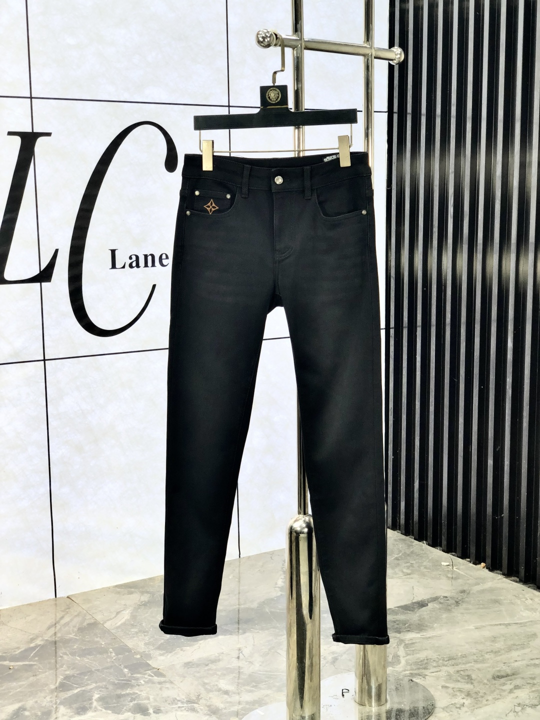 NO:521327,.Lv. The official counter on the official website is released simultaneously, 2025SS autumn and winter new men's casual jeans, original single quality, customized original denim fabric for counter, logo pattern design, original hardware and accessories for 5 trousers, three-dimensional and clear, realistic effect, super trendy and personalized, fashionable and stylish on the upper body!  Trendy men's must-have items 28-38, louis vuitton, jeans, alexander wang19860909.Lv.官网专柜同步发售,2025SS秋冬新品男士休闲牛仔裤,原单品质,专柜定制原版牛仔面料,logo图案设计,5裤身原版五金辅料装饰,立体清晰,效果逼真,超级潮流个性,上身时尚有型！潮男必备单品 码数28-38,,louis vuitton,jeans,alexander wang,Men's clothing