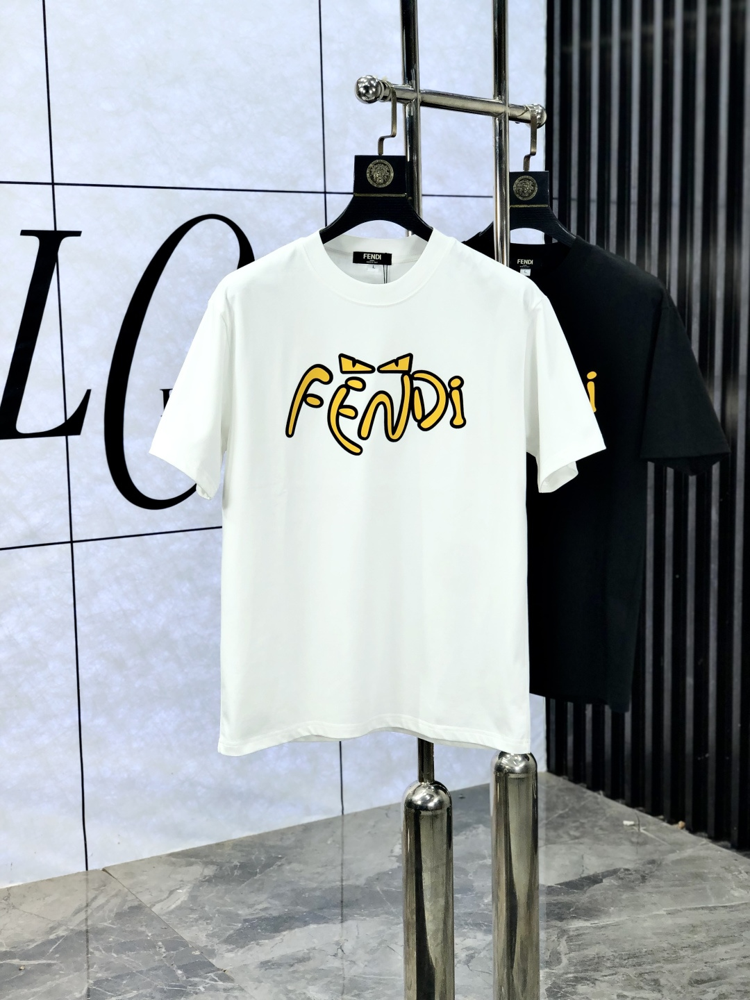 NO:521313,.Fendi. Wear 200 catties. 2025 spring and summer new product fashionable round neck short sleeve high-end custom versatile style!  More practical, anyone can easily control it. It is made of pure cotton fabric, luxurious and classic brand logo design, 1f is very high-end and must-have if you understand the goods!  The style cut is a slim fit style, which is very exquisite and highlights the exquisiteness of men. This is the unique feature, the right slim fit, and the upper body effect is very good. Size M-4xL wears 175/130, fendi, T-shirt, alexander wang19860909.芬迪.穿200斤.2025春夏新品时尚圆领短袖高级定制百搭款式！更有实用感 任何人都可以轻松驾驭 采用纯棉面料制作,奢华经典品牌logo设计,1f非常显档次懂货的必须入！版型剪裁属于修身款 非常精显气场,又会凸显男士的精致,这就是独到之处,恰到好处的修身,上身效果非常赞.尺码M-4xL 穿175/130,,fendi,T-shirt,alexander wang,Men's clothing
