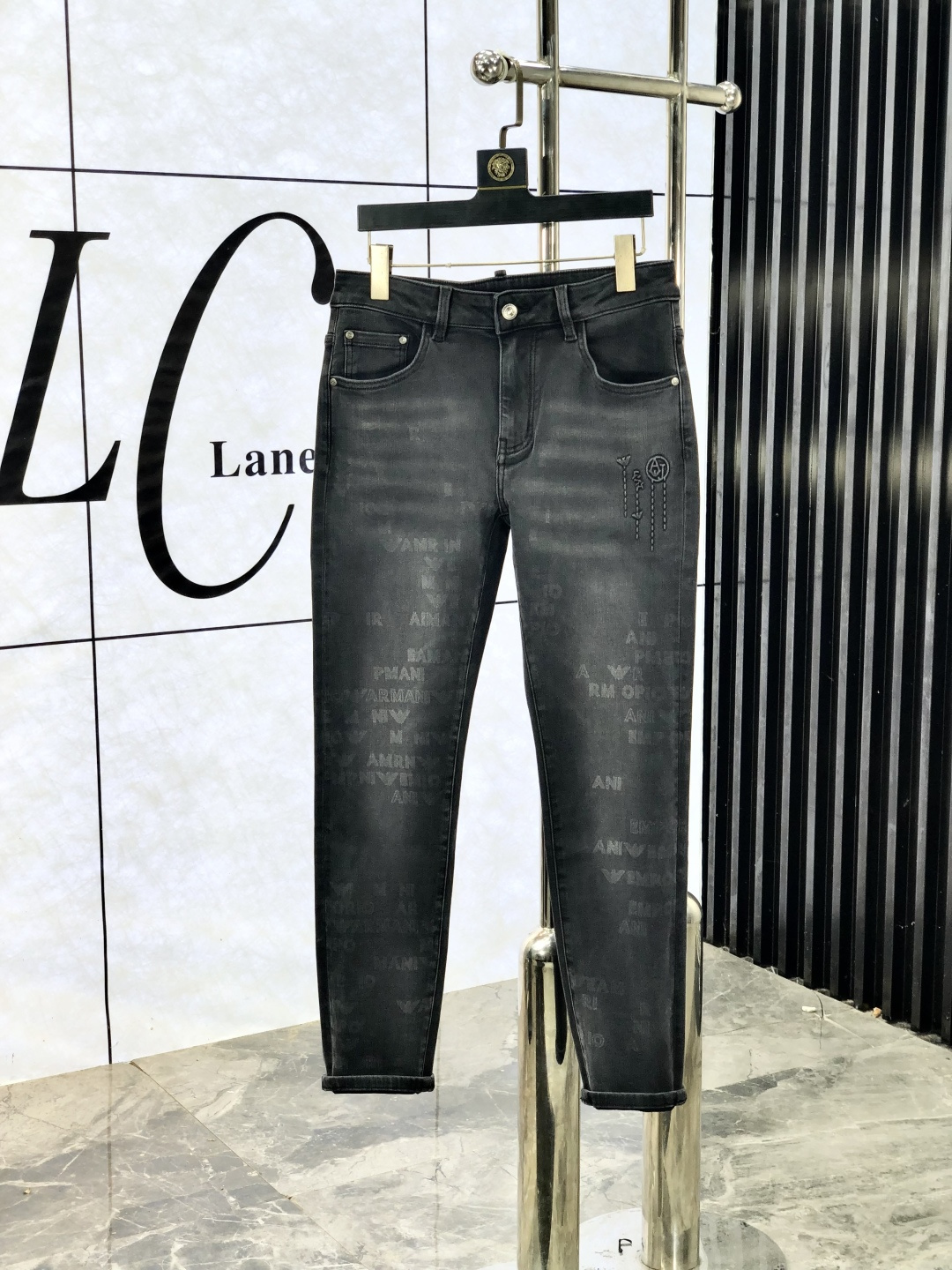 NO:521332,.Amani. The official counter is released simultaneously, 2025SS autumn and winter new men's casual jeans, original single quality, custom-made original denim fabric for counter, logo pattern design, 5-pants original hardware and auxiliary materials decoration, three-dimensional and clear, realistic effect, super trendy and personalized, fashionable and stylish upper body!  Trendy men's must-have items, number 28-38,,armani,jeans,alexander wang19860909.阿玛尼.官网专柜同步发售,2025SS秋冬新品男士休闲牛仔裤,原单品质,专柜定制原版牛仔面料,logo图案设计,5裤身原版五金辅料装饰,立体清晰,效果逼真,超级潮流个性,上身时尚有型！潮男必备单品 码数28-38,,armani,jeans,alexander wang,Men's clothing