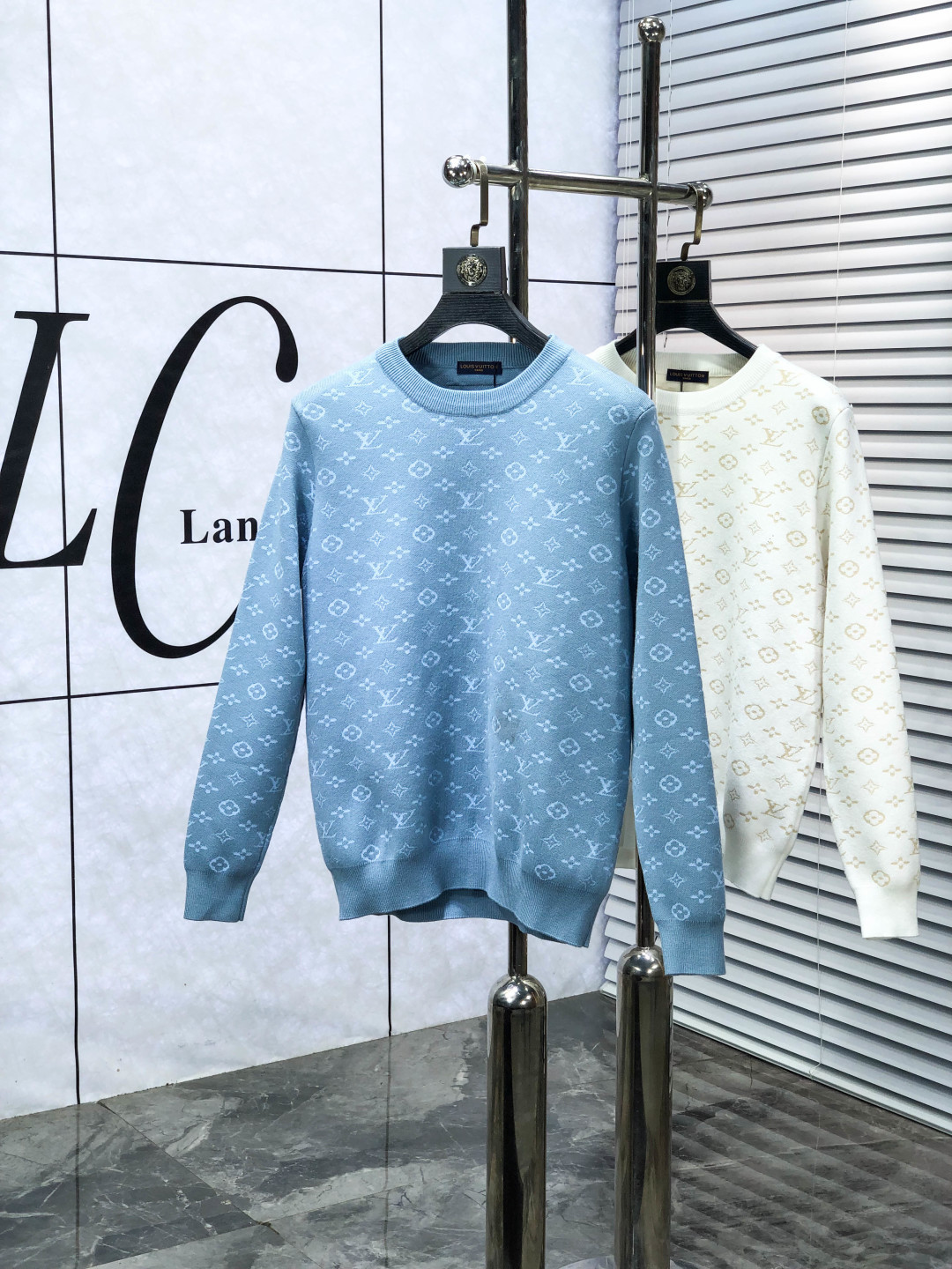 NO:644012,.Lv.2025ss new autumn and winter soft round neck wool sweater, exclusive design!  A sweater made of wool and cotton with super smooth lines that is very in line with the aesthetic tone. The most basic style has a minimalist and low-key luxury style. In the fashion industry, the simpler the item, the easier it is to show a high-end fashion sense. The wool knitted blended fabric is supplied by customers. It is soft and comfortable to the touch, and has excellent skin-friendlyness. It is a very fashionable style for reducing age, and it is a must-have item!  Counter size m-3xL. Wear 175/130 catties. Please state your height and weight when placing an order, louis vuitton, sweaters, alexander wang19860909.Lv.2025ss秋冬新品 柔软圆领羊毛针织衫,设计独家呈现！含羊毛棉超级流畅线条感极符合美学基调的一款毛衣,最基础的款式以极简低调的奢华风格,在时尚界越简单的单品,h越极易彰显出高级时髦感,客供羊毛针织混纺面料,j触感柔软舒适,亲肤性极佳,极具减龄时髦款式,必入单品！专柜码数m-3xL .m穿175/130斤.下单报身高体重,,louis vuitton,sweaters,alexander wang,Men's clothing