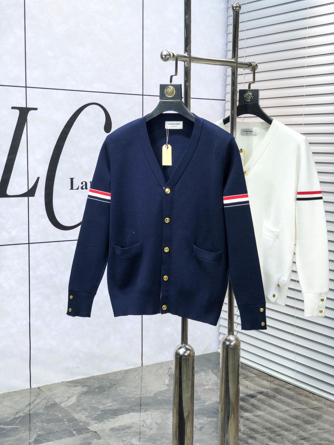 NO:644001,.TB.2025ss new autumn and winter product soft round neck wool sweater, exclusive design!  A sweater made of wool and cotton with super smooth lines that is very in line with the aesthetic tone. The most basic style has a minimalist and low-key luxury style. In the fashion industry, the simpler the item, the easier it is to show a high-end fashion sense. The wool knitted blended fabric is supplied by customers. It is soft and comfortable to the touch, and has excellent skin-friendlyness. It is a very fashionable style for reducing age, and it is a must-have item!  The size of the counter is m-3xL. Wearing 175/130 pounds. Please state your height and weight when placing an order. Sweaters, alexander wang19860909.TB.2025ss秋冬新品 柔软圆领羊毛针织衫,设计独家呈现！含羊毛棉超级流畅线条感极符合美学基调的一款毛衣,最基础的款式以极简低调的奢华风格,在时尚界越简单的单品,h越极易彰显出高级时髦感,客供羊毛针织混纺面料,j触感柔软舒适,亲肤性极佳,极具减龄时髦款式,必入单品！专柜码数m-3xL .m穿175/130斤.下单报身高体重,,sweaters,alexander wang,Men's clothing