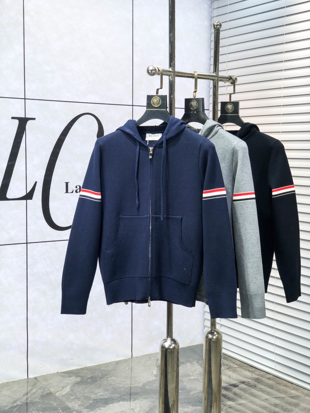 NO:644007,.TB.2025ss new autumn and winter product soft round neck wool sweater, exclusive design!  A sweater made of wool and cotton with super smooth lines that is very in line with the aesthetic tone. The most basic style has a minimalist and low-key luxury style. In the fashion industry, the simpler the item, the easier it is to show a high-end fashion sense. The wool knitted blended fabric is supplied by customers. It is soft and comfortable to the touch, and has excellent skin-friendlyness. It is a very fashionable style for reducing age, and it is a must-have item!  The size of the counter is m-3xL. Wearing 175/130 pounds. Please state your height and weight when placing an order. Sweaters, alexander wang19860909.TB.2025ss秋冬新品 柔软圆领羊毛针织衫,设计独家呈现！含羊毛棉超级流畅线条感极符合美学基调的一款毛衣,最基础的款式以极简低调的奢华风格,在时尚界越简单的单品,h越极易彰显出高级时髦感,客供羊毛针织混纺面料,j触感柔软舒适,亲肤性极佳,极具减龄时髦款式,必入单品！专柜码数m-3xL .m穿175/130斤.下单报身高体重,,sweaters,alexander wang,Men's clothing