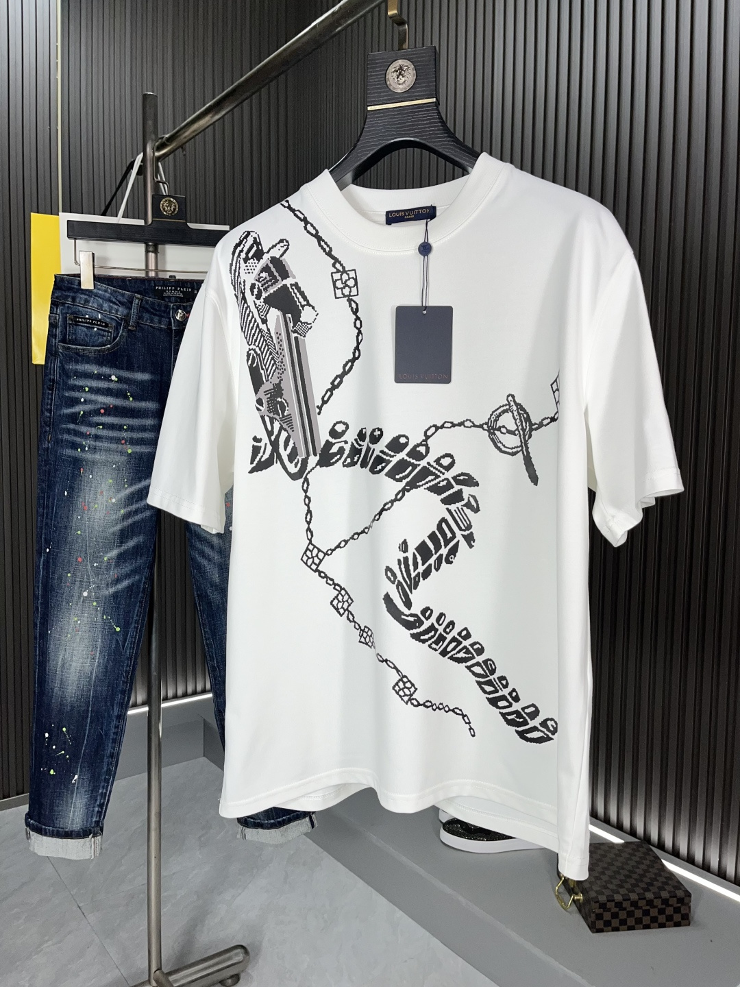 NO:121232,LV big recommendation!  2025ss Spring and Summer New Products, Special Counter for Sale, Latest Series of Pattern Logo Short-sleeved T-shirts, You Must Everyone Have a Rhythm!  Imported top combed cotton fabric is extremely skin-friendly and comfortable. It feels very delicate to the touch, has a good texture, and perfectly reflects the three-dimensional feeling. It is in line with the brand's consistent design style. It is a very good overall style. It is completely fine to wear it alone. 54796 yards M-3XL BJL,,louis vuitton,T-shirt,tees,t-shirt,alexander wang19860909LV 重磅推荐！2025ss春夏新品 专柜在售 最新系列图案logo短袖T恤 必须人手一件的节奏！进口顶极精梳棉面料,极为亲肤舒适 摸上去非常的细腻,质感很好,完美体现立体感 符合品牌一贯设计风格,整体非常不错的一款,内搭单穿都完全没问题54796 码数M-3XL BJL,,louis vuitton,T-shirt,tees，t-shirt,alexander wang,Men's clothing