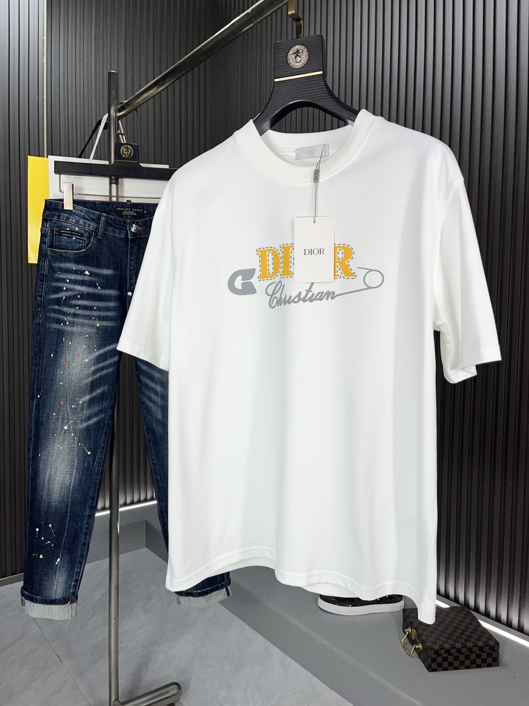 NO:121235,Dior 2025 spring and summer new original single men's round neck short-sleeved T-shirt, sold simultaneously in the counter, high-end quality, high-version, OS wide version, fashionable and versatile, customized imported double-strand pure cotton fabric, breast printed letter logo pattern design, soft and delicate touch, skin-friendly and comfortable to wear, OEM factory made the top body very handsome and stylish, men's essential items 64593 Size M-3XL BJL,,dior,T-shirt,tees,t-shirt,alexander wang19860909迪奥2025春夏新款原单男士圆领短袖T恤 专柜同步售卖 高端品质 高版本 OS版型阔版 时尚百搭爆款定制进口双股纯棉面料 胸前印胶字母logo图案设计 手感柔软细腻 穿着亲肤舒适 代工厂精细做上身非常帅气有型 男士必备单品64593 尺码M-3XL BJL,,dior,T-shirt,tees，t-shirt,alexander wang,Men's clothing