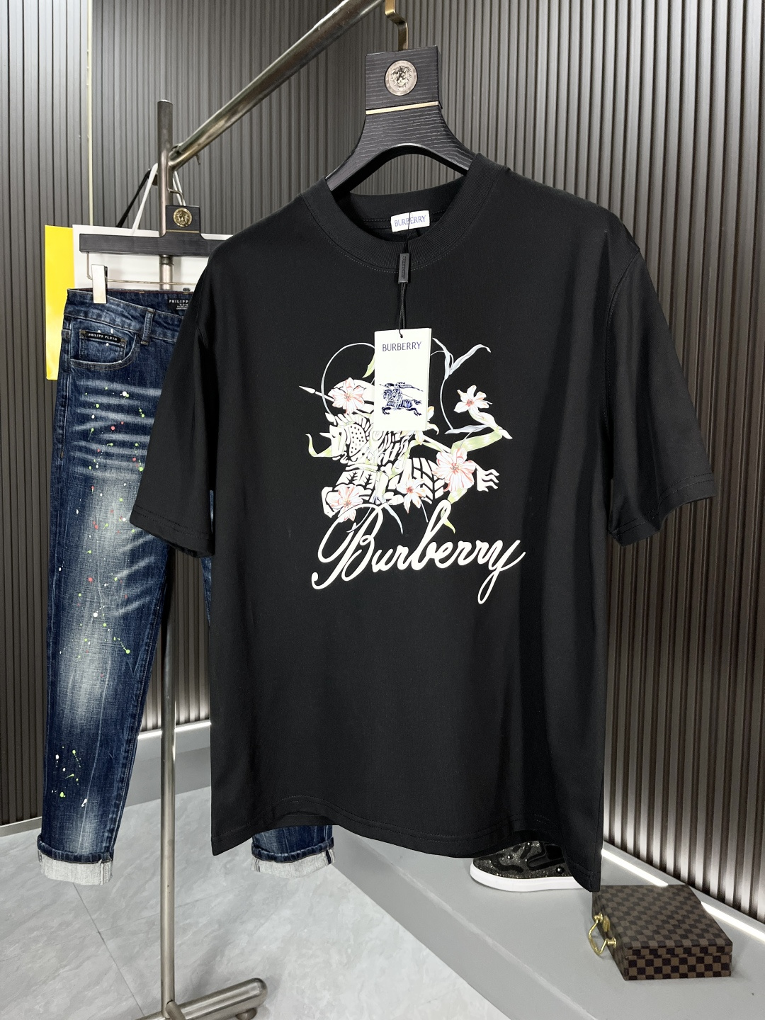 NO:121238,Burberry's 2025ss Spring and Summer New Craft Logo Pure Cotton Wide Edition Round Neck Men's Short-Sleeve T-shirt, the new season and new launch series cleverly integrates the logo into the design, shaping a series of sports style items full of retro style. On this versatile T-shirt, a pattern with a hint of nostalgia is presented in the body in a low-key manner, and the cuffs are piping. The specific original version is preferred to develop double-stranded cotton plain fabric, with wide upper body and comfortable, and the outside and the inside are matched casually!  Code number M-3XL BJL, burberry, T-shirt,tees, t-shirt,alexander wang19860909巴宝莉2025ss春夏新工艺logo纯棉质阔版圆领男士短袖T恤,新季新推系列将标识巧妙融入设计,塑就一系列充满复古风情的运动风单品.在这款百搭T恤上,带着一丝怀旧意蕴的图案低调呈现于衣身,袖口滚边相得益彰.优选特定原版开发双股精棉平纹面料,上身挺阔舒适度佳,外穿内搭随意搭配！码数M-3XL BJL,,burberry,T-shirt,tees，t-shirt,alexander wang,Men's clothing