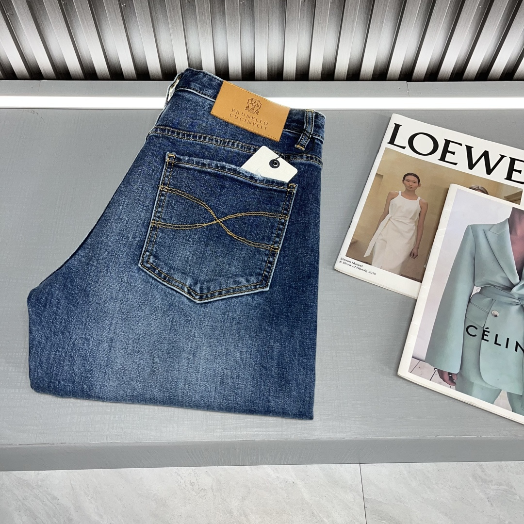 NO:121239,BC 25 years simple high-end light luxury style classic slim fit small straight-fitting cut design for men's commuting versatile business jeans!  Simplicity is not simple. It symbolizes comfort and elegance!  !  Full of accent. Super stylish, simple and comfortable!  The touch is gentle, delicate, super soft and breathable, just suitable for this season, very high-end, and has a sense of design, and the upper body effect is great!  Original OEM, first-time recommendation in the industry, simple design can completely settle the impetuousness in men's hearts and add that unique fashion charm. It is more suitable for men who have experienced various vicissitudes of life!  In addition, the front pocket part incorporates the logo of the latest BC embroidery series. The items in this series can be said to be completely tailor-made for urban men. In addition to high-end classics, it also takes into account the fashionable temperament, showing a strong retro atmosphere and nostalgia. It has a unique charm and a full sense of style. It conveys personality and fashionable temperament and charm in traditional high-quality business and leisure, highlights exquisiteness and fashion charm, and highlights its own specifications and grades. A must-in-class high-end BC series item 67 size recommendations 29-38 (35, 37) BJL, jeans, alexander wang19860909BC 25年简约高端轻奢范经典修身小直筒版型裁剪设计男士通勤百搭商务牛仔裤！简约不简单.象征着舒适、优雅！！十足腔调.超有型,简洁舒适！手感温和、触感细腻,超柔和透气,正适合这个时节,非常高档,及其富有设计感,上身效果非常棒！原厂代工出品,业内首发推荐,简约的设计,它可以将男人心中那种浮躁彻底沉淀,增添那种独特的时尚魅力,它更加适合那种已经经历过各种沧桑岁月的男士！并且前口袋部其中融入了最新的BC刺绣系列的标志,这个系列的单品可以说是完全为都市型男量身定做,高级经典之外,并且兼顾时髦气质,尽显浓郁的复古气息和怀旧风情,有着一股独特的韵味,格调感十足,与传统的高规商务休闲中,传递个性与时髦气质魅力,凸显精致与时尚魅力,彰显自身的规格档次所在.必入的经典高端BC系列单品67 尺码推荐29-38（35、37）BJL,,jeans,alexander wang,Men's clothing