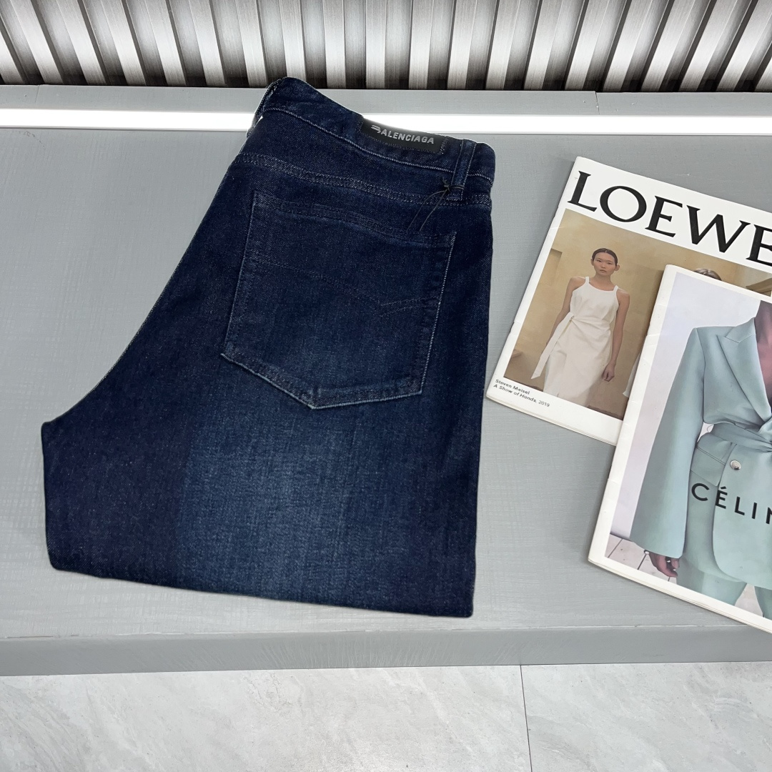 NO:121242,Balenciga Balenciga foreign trade original production, 2025 new counter latest small straight jeans, counter is launched simultaneously, using customer-supply water-washed denim fabric, simple and classic style, fabric logo, printed logo, brand characteristics, original hardware and auxiliary materials, fashion trends have therefore become one of the biggest selling points and are cost-effective and extremely high-quality, without the confusion or troubles of color conflict, original factory original water-washed wheat, three-standard complete counter latest synchronous accessories, such a rich high-end jeans, absolutely fashionable and casual and versatile 31762 Size 29-3835, 37 BJL,,balenciaga,balenciaga,jeans,alexander wang19860909Balenciga 巴黎世家外贸原单出品,2025新款专柜最新小直筒牛仔裤,专柜同步上市,采用客供水洗牛仔面料,款式简单经典,布料logo 印花标志彰显品牌特征,原厂五金辅料,时尚潮流因此已成为最大卖点之一而性价比又极高,没有颜色冲突的困惑或困扰,原厂原标水洗麦 三标齐全专柜最新同步附料,这么一款丰富内练高端牛仔裤,绝对时尚休闲百搭款31762 尺码29-3835、37 BJL,,balenciaga,balenciaga,jeans,alexander wang,Men's clothing