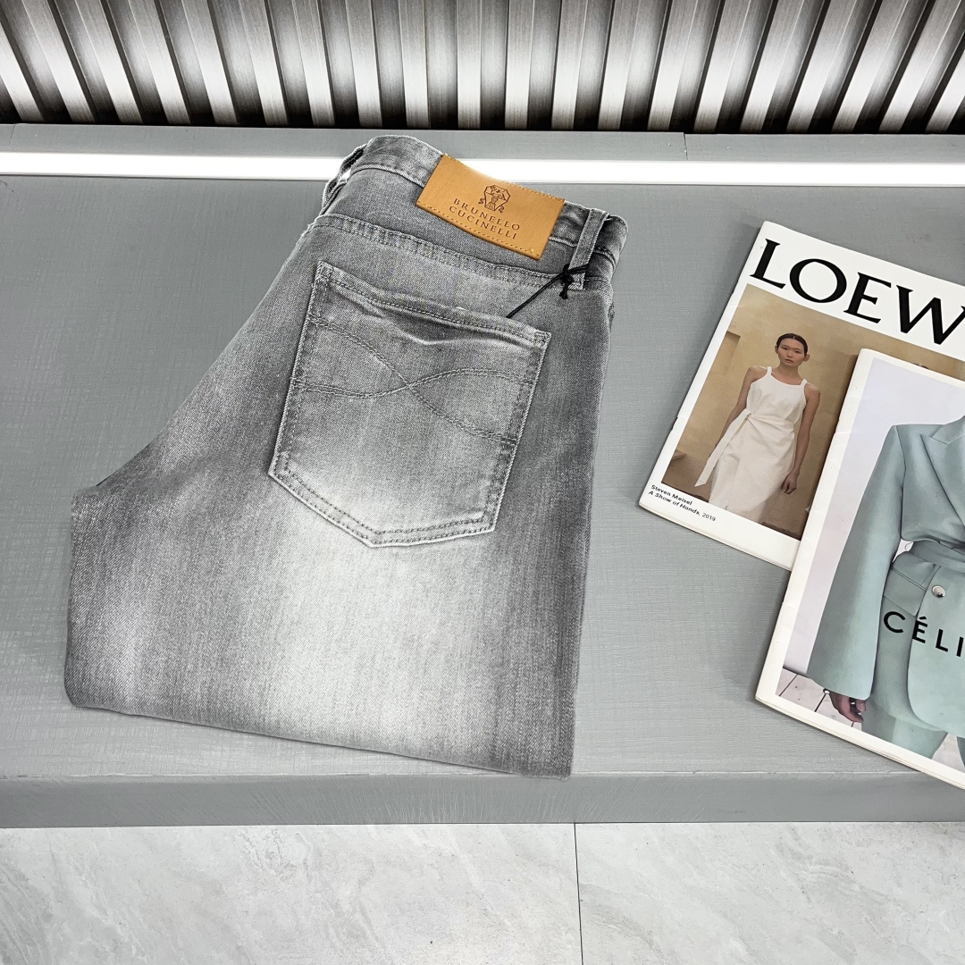 NO:121217,BC 25 years simple high-end light luxury style classic slim fit small straight-fitting cut design for men's commuting versatile business jeans!  Simplicity is not simple. It symbolizes comfort and elegance!  !  Full of accent. Super stylish, simple and comfortable!  The touch is gentle, delicate, super soft and breathable, just suitable for this season, very high-end, and has a sense of design, and the upper body effect is great!  Original OEM, first-time recommendation in the industry, simple design can completely settle the impetuousness in men's hearts and add that unique fashion charm. It is more suitable for men who have experienced various vicissitudes of life!  In addition, the front pocket part incorporates the logo of the latest BC embroidery series. The items in this series can be said to be completely tailor-made for urban men. In addition to high-end classics, it also takes into account the fashionable temperament, showing a strong retro atmosphere and nostalgia. It has a unique charm and a full sense of style. It conveys personality and fashionable temperament and charm in traditional high-quality business and leisure, highlights exquisiteness and fashion charm, and highlights its own specifications and grades. A must-in-class high-end BC series item 67 size recommendations 29-38 (35, 37) BJL, jeans, alexander wang19860909BC 25年简约高端轻奢范经典修身小直筒版型裁剪设计男士通勤百搭商务牛仔裤！简约不简单.象征着舒适、优雅！！十足腔调.超有型,简洁舒适！手感温和、触感细腻,超柔和透气,正适合这个时节,非常高档,及其富有设计感,上身效果非常棒！原厂代工出品,业内首发推荐,简约的设计,它可以将男人心中那种浮躁彻底沉淀,增添那种独特的时尚魅力,它更加适合那种已经经历过各种沧桑岁月的男士！并且前口袋部其中融入了最新的BC刺绣系列的标志,这个系列的单品可以说是完全为都市型男量身定做,高级经典之外,并且兼顾时髦气质,尽显浓郁的复古气息和怀旧风情,有着一股独特的韵味,格调感十足,与传统的高规商务休闲中,传递个性与时髦气质魅力,凸显精致与时尚魅力,彰显自身的规格档次所在.必入的经典高端BC系列单品67 尺码推荐29-38（35、37）BJL,,jeans,alexander wang,Men's clothing