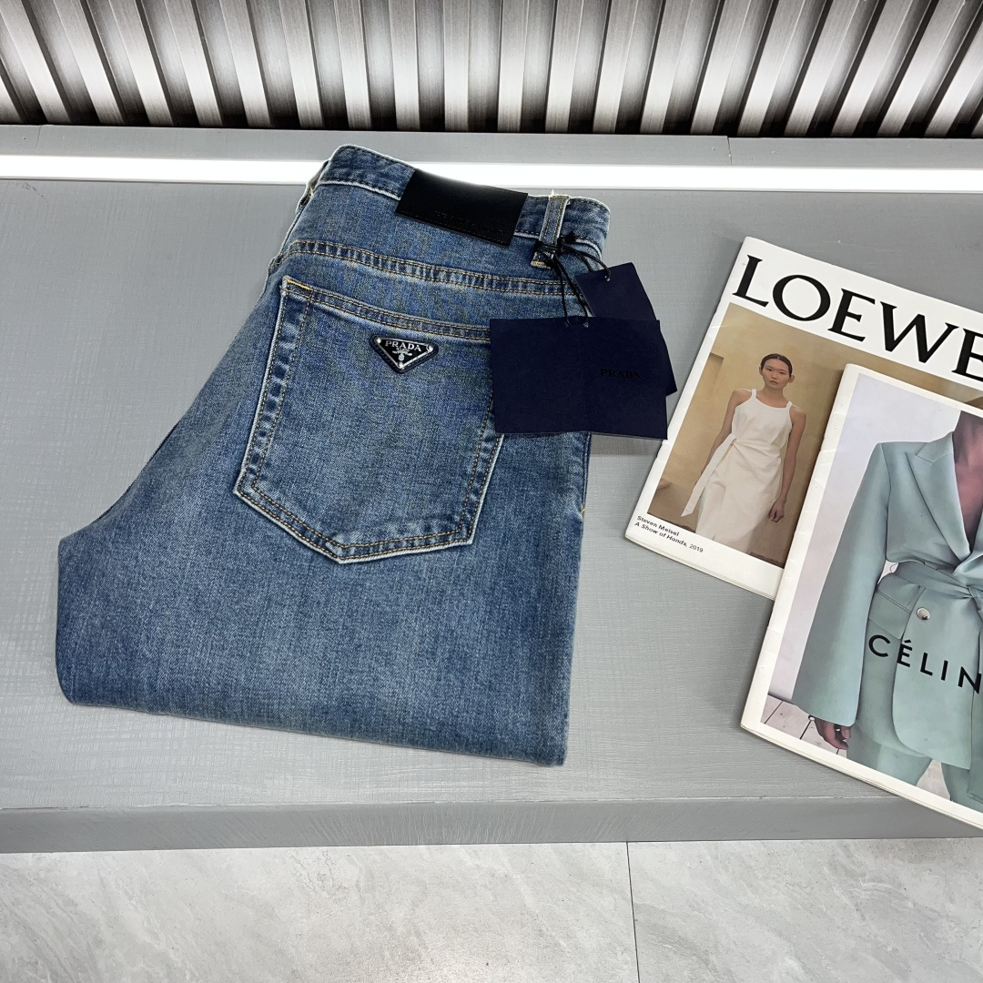 NO:121220,Prada - New style is coming 1980ss early spring - New style of casual jeans, high-end custom series. Imported high-density custom cotton tannins fabric is comfortable, soft and skin-friendly, straight and not easy to wrinkle, simple and clear, super versatile, super fashionable and versatile, straight and stylish, a must-have for the wardrobe!  Suitable for any occasion!  Number of codes 29-3835, 37 215BJL, prada, jeans, alexander wang19860909普拉达-新款来袭1980ss早春-新款休闲牛仔裤,高端定制系列.进口高密度定制纯棉单宁面料舒适柔软亲肤,笔挺不易起皱,简单明了,超级百搭上身效果超级棒时尚百搭,笔挺有型,衣橱必备！适合任何场合穿着！ 码数29-3835、37 215BJL,,prada,jeans,alexander wang,Men's clothing