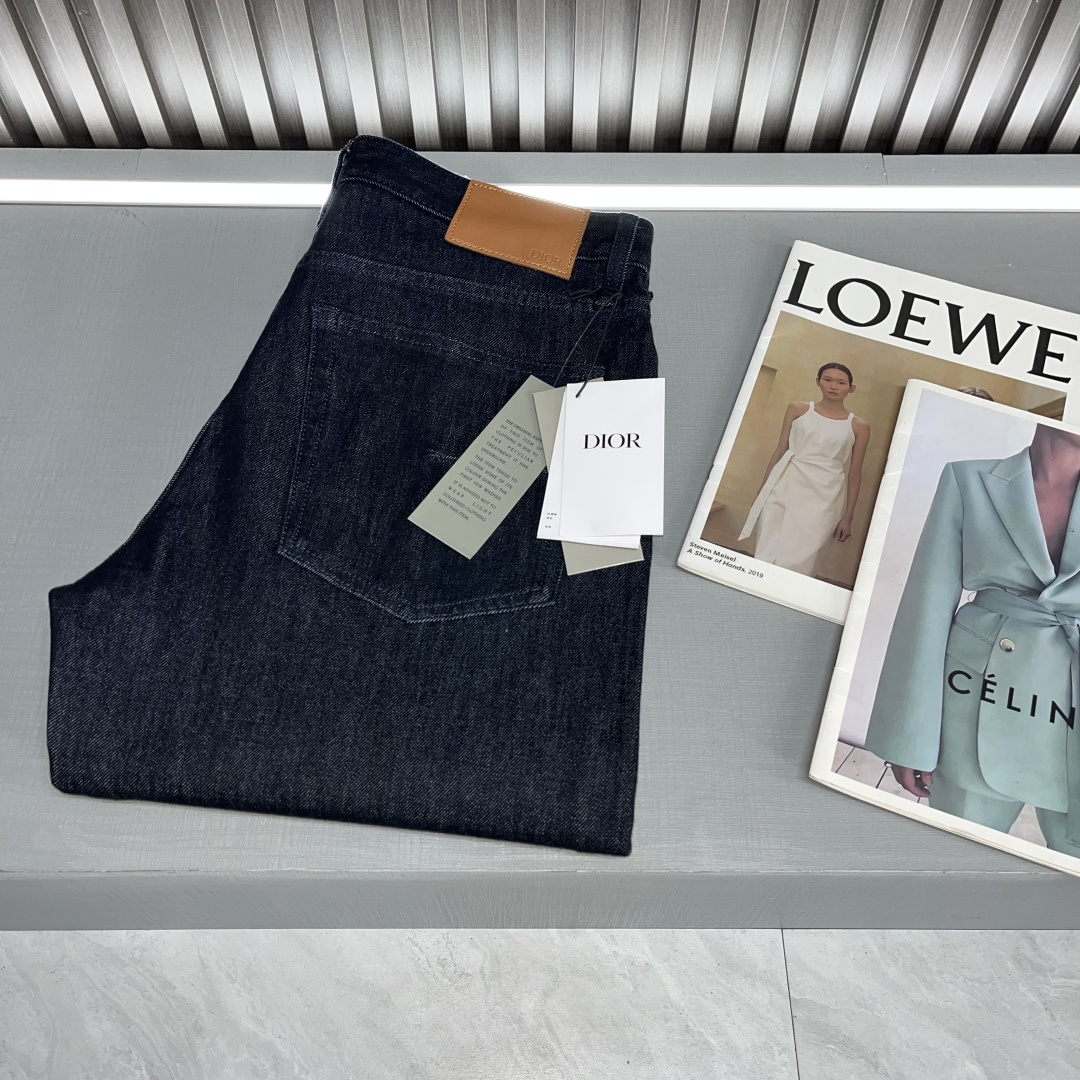 NO:121223,Dior 2025 early spring new men's jeans original original cloth original wash water!  Imported original washing elastic fabrics, complex handicrafts superimposed, any washing step will become a completely different color effect after a few more seconds, so it is more precious, especially long-lasting and odor-resistant... Use the best tannin elastic texture, genuine leather leather cards, high-quality metal accessories... to create a unique and original jeans style!  Original hardware accessories, super positive style, comfortable and breathable, extremely high grade, counter quality, handsome upper body 51763 digits 29-3835, 37 BJL,,dior,jeans,alexander wang19860909迪奥2025早春新款男士牛仔裤原厂原布原洗水！进口原版水洗弹力面料,复杂的手工艺叠加,任何一个洗水环节多停留几秒都会变成完全不一样的颜色效果,所以越加珍贵,特别持久、耐味…… 选用上乘的丹宁弹力质感,真皮皮牌、高定的金属辅料……打造出独特及原创的牛仔裤款型！原版五金辅料,版型超正,舒适透气,档次极高,专柜品质,上身帅气十足51763 码数29-3835、37 BJL,,dior,jeans,alexander wang,Men's clothing