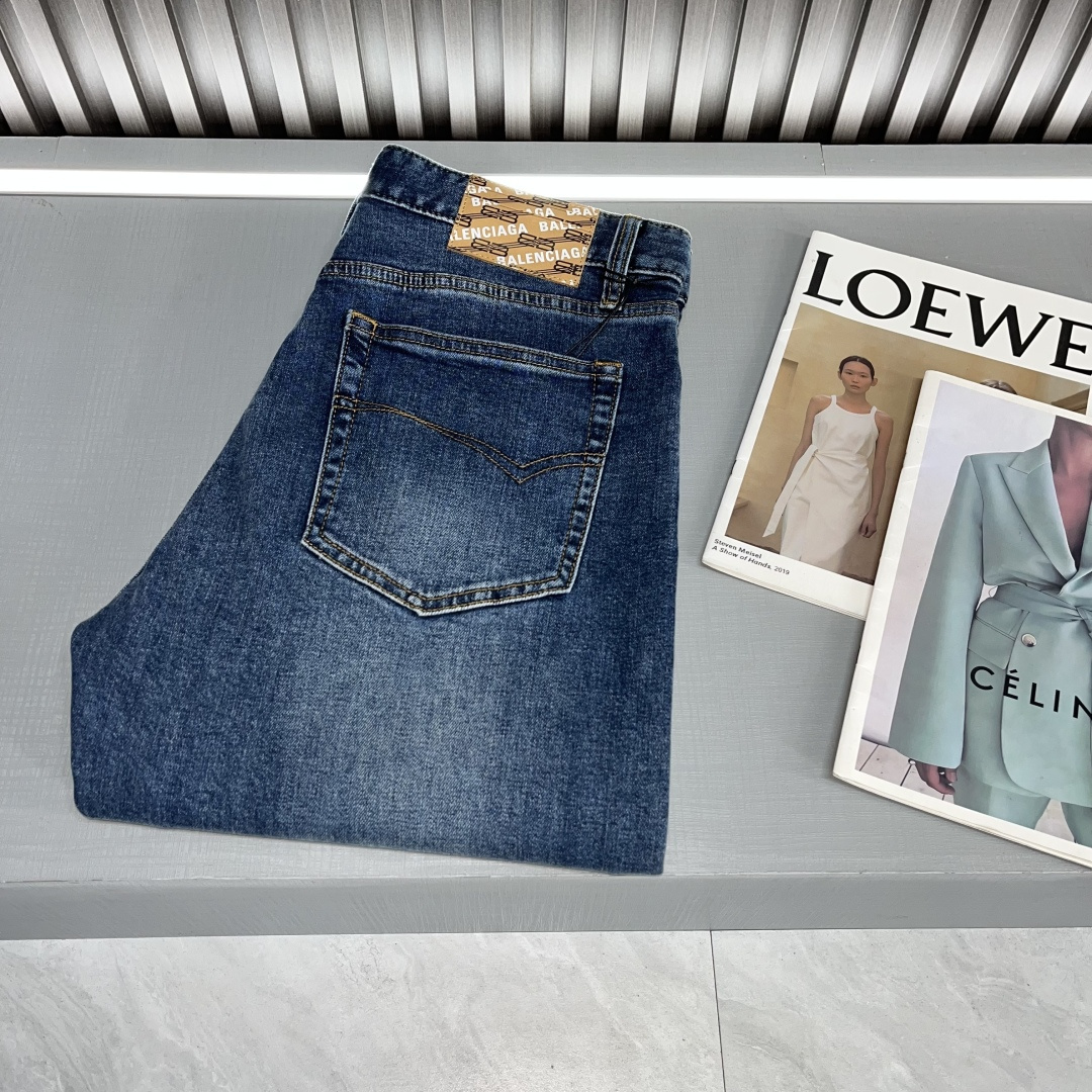 NO:121226,Balenciga Balenciga foreign trade original production, 2025 new counter latest small straight jeans, counter is launched simultaneously, using customer-supply water-washed denim fabric, simple and classic style, fabric logo, printed logo, brand characteristics, original hardware and auxiliary materials, fashion trends have therefore become one of the biggest selling points and are cost-effective and extremely high-quality, without the confusion or troubles of color conflict, original original model of water-washed wheat, three-standard complete counter latest synchronous accessories, such a rich high-end jeans, absolutely fashionable and casual and versatile 31763 Size 29-3835, 37 BJL,,balenciaga,balenciaga,jeans,alexander wang19860909Balenciga 巴黎世家外贸原单出品,2025新款专柜最新小直筒牛仔裤,专柜同步上市,采用客供水洗牛仔面料,款式简单经典,布料logo 印花标志彰显品牌特征,原厂五金辅料,时尚潮流因此已成为最大卖点之一而性价比又极高,没有颜色冲突的困惑或困扰,原厂原标水洗麦 三标齐全专柜最新同步附料,这么一款丰富内练高端牛仔裤,绝对时尚休闲百搭款31763 尺码29-3835、37 BJL,,balenciaga,balenciaga,jeans,alexander wang,Men's clothing