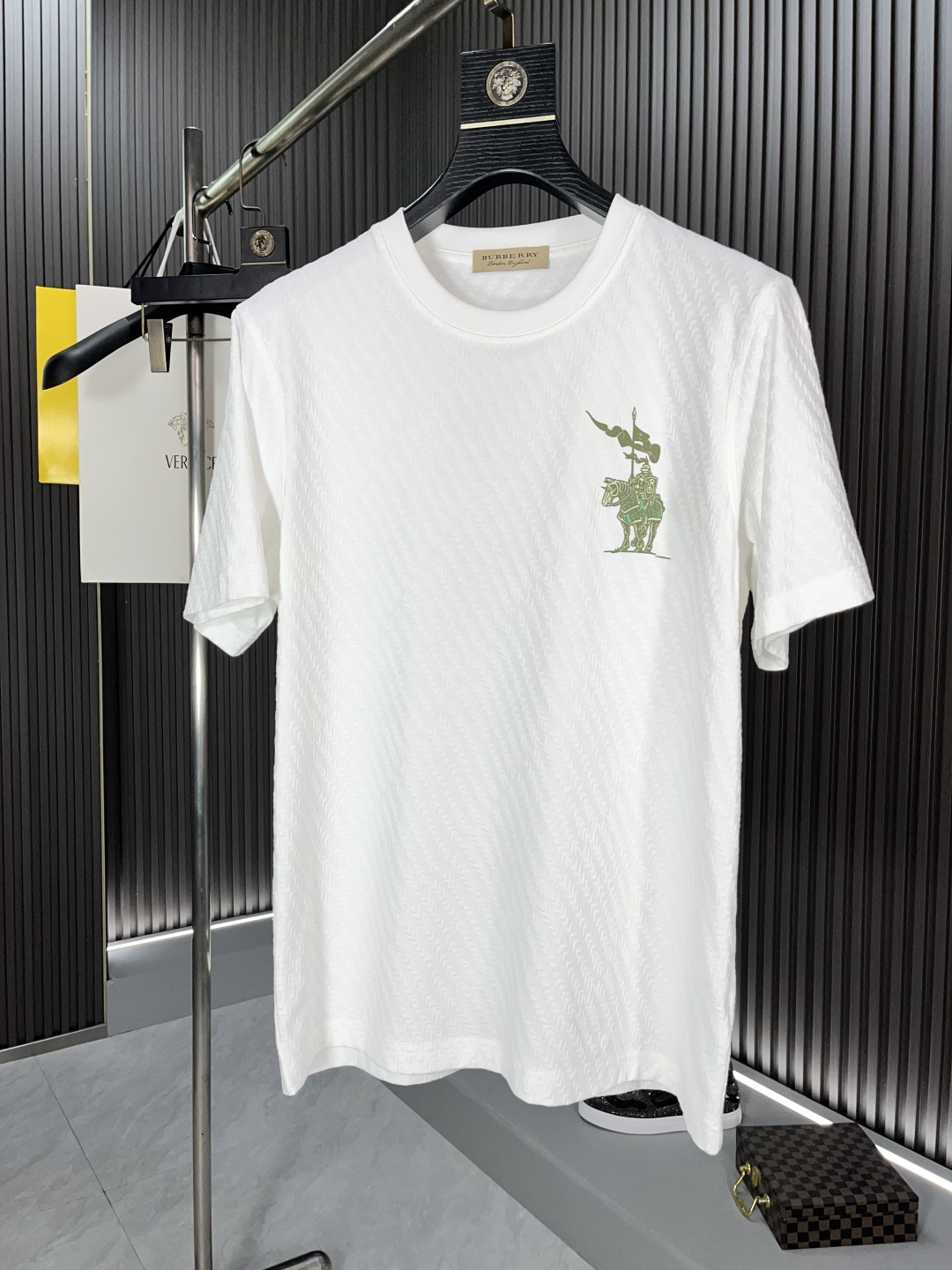 NO:126316,BJL Burberry (Burberry) 25ss Spring and Summer New Men's Decorative Equestrian Knight Short-sleeved T-shirt, ZG, the same style, matched with the brand logo and Equestrian Knight's design colored appliqué. The design inspiration comes from the label on the Burberry collection item. The knight flag is written in Latin 