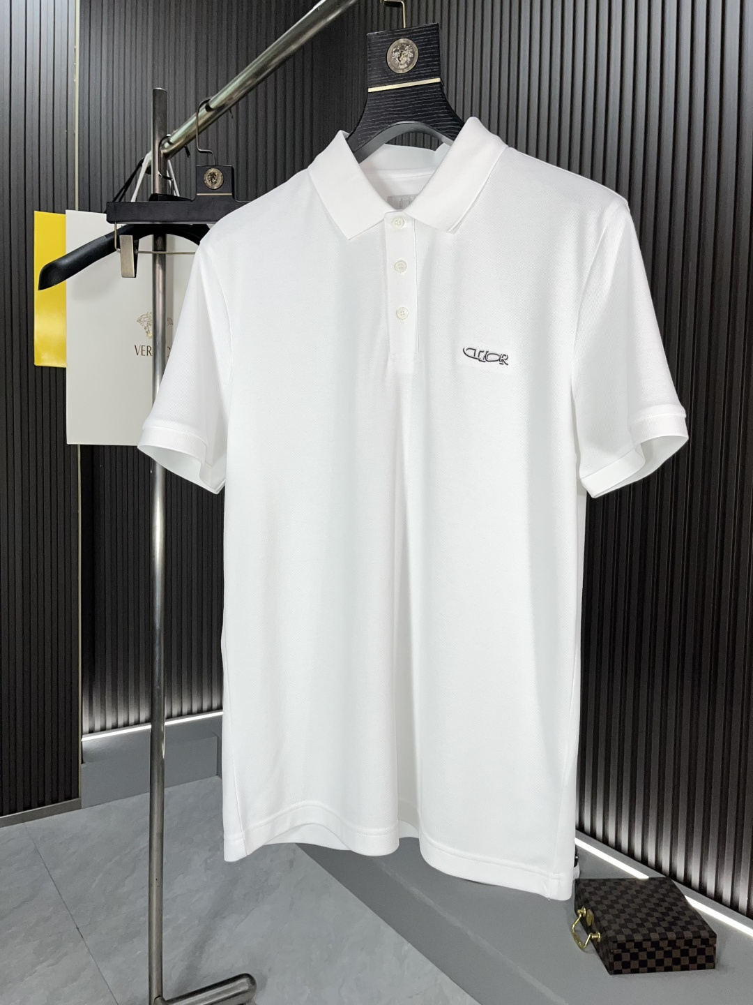 NO:126317,BJL Dior Hong Kong foreign company's pure channel goods, heavy and high-end tasting items, new products in 25 years, and regional sales in Europe!  A long-sleeved POLO shirt that is very consistent with Dior's aesthetic tone, perfectly follows Dior's low-key, luxurious and restrained genes. From the main fabric to the detailed craftsmanship, it all demonstrates the ingenuity of quality. The icon after the innovation on the chest is quite beautiful, completing a transformation, stunning and fashionable, very expensive and light luxury, and the two exemplifies the brand's sense of luxury and taste!  Paired with small lapels to reduce age and fashionable, the upper body effect is excellent, both business commuting and casual mixing, can easily interpret the unique urban elite feeling, and is a very high-level single item 36870 Size M-3XL,,dior,dior,alexander wang19860909BJL Dior 迪奥香港洋行纯正渠道货,重磅高端品鉴心水之物,25年新品,欧洲区域售卖款！极符合迪奥美学基调的一款长袖POLO衫,通体完美沿袭了迪奥低调奢华内敛的基因,从主体面料到细节工艺,无不彰显出品质的匠心所在,胸前革新后的图标颇具美感,完成了一次蜕变,惊艳且时髦,非常矜贵轻奢,两者之间例证了品牌的高级感及品味！搭配小翻领减龄且时髦,上身效果出色,即商务通勤亦休闲混搭,可以轻松诠释出超具型格的都市精英感,属于驾驭度极高的单品36870 尺码M-3XL,,dior,dior,alexander wang,Men's clothing