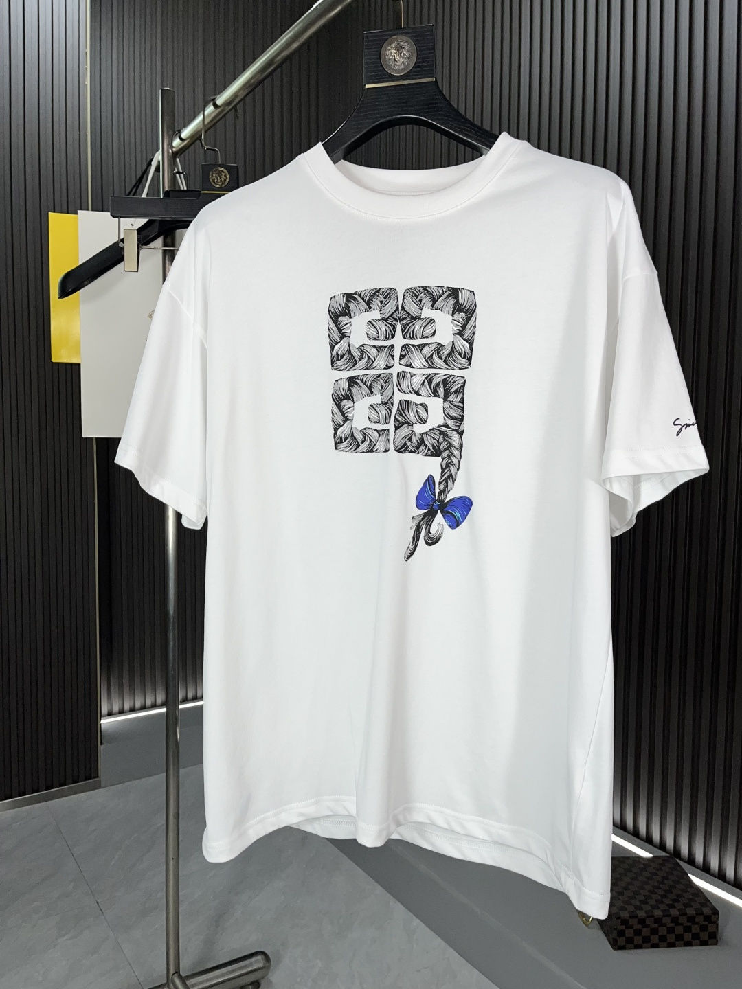 NO:126308,BJL Givenchy 25 early spring show printed round neck short-sleeved T-shirt, synchronized on the official website, comfortable skin, durable and easy to wear, classic simple logo design, imported ice oxygen cotton fabric, comfortable and breathable, every detail of the printed logo is the ultimate, and the finished product is very OK!  The upper body is amazing, and it is versatile!  Fashionable and personalized, super versatile and beautiful 32106# S-XL, given, T-shirt, tees, t-shirt, alexander wang19860909BJL 纪梵希25早春秀场印花圆领短袖t恤,官网同步,贴肤舒适,耐看又好穿,经典简约logo设计,进口冰氧棉面料,舒适透气,印花logo每个细节做到极致,成品完成非常ok！上身极赞,随意百搭！时尚又个性 超级百搭好看的一款32106# 码数S-XL,,givenchy,T-shirt,tees，t-shirt,alexander wang,Men's clothing