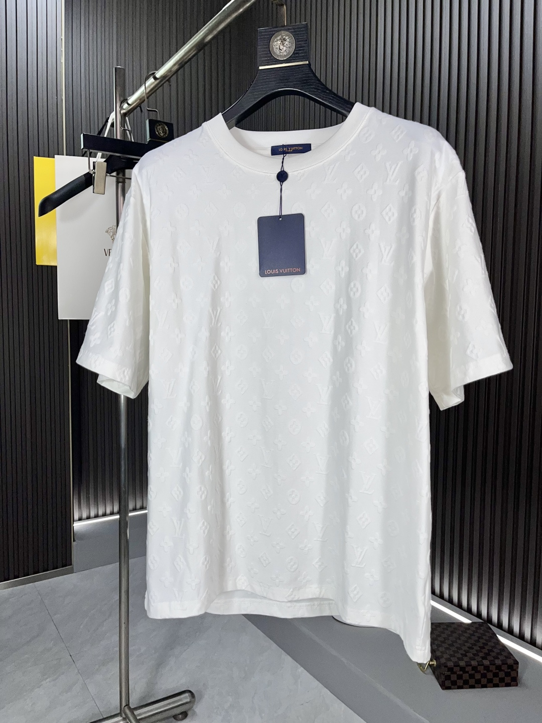 NO:126312,BJL LV25 early spring show printed round neck short-sleeved T-shirt, synchronized on the official website, comfortable skin, durable and easy to wear, classic simple logo design, imported ice oxygen cotton fabric, comfortable and breathable, every detail of the jacquard logo is the ultimate, and the finished product is very OK!  The upper body is amazing, and it is versatile!  Fashionable and personalized, super versatile and beautiful 32508# S-XL,,louis vuitton,T-shirt,tees,t-shirt,alexander wang19860909BJL LV25早春秀场印花圆领短袖t恤,官网同步,贴肤舒适,耐看又好穿,经典简约logo设计,进口冰氧棉面料,舒适透气,提花logo每个细节做到极致,成品完成非常ok！上身极赞,随意百搭！时尚又个性 超级百搭好看的一款32508# 码数S-XL,,louis vuitton,T-shirt,tees，t-shirt,alexander wang,Men's clothing