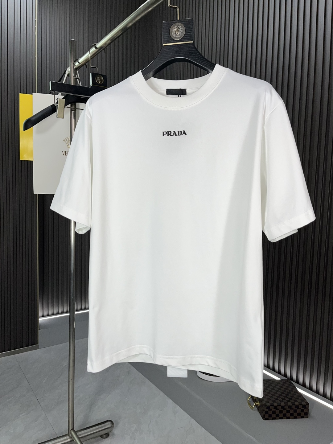 NO:126310,BJL Prada 25 early spring show printed round neck short-sleeved T-shirt, synchronized on the official website, comfortable skin, durable and easy to wear, classic simple logo design, imported ice oxygen cotton fabric, comfortable and breathable, every detail of the printed logo is the ultimate, and the finished product is very ok!  The upper body is amazing, and it is versatile!  Fashionable and personalized, super versatile and beautiful 52603# S-XL, prada, T-shirt,tees, t-shirt,alexander wang19860909BJL 普拉达25早春秀场印花圆领短袖t恤,官网同步,贴肤舒适,耐看又好穿,经典简约logo设计,进口冰氧棉面料,舒适透气,印花logo每个细节做到极致,成品完成非常ok！上身极赞,随意百搭！时尚又个性 超级百搭好看的一款52603# 码数S-XL,,prada,T-shirt,tees，t-shirt,alexander wang,Men's clothing