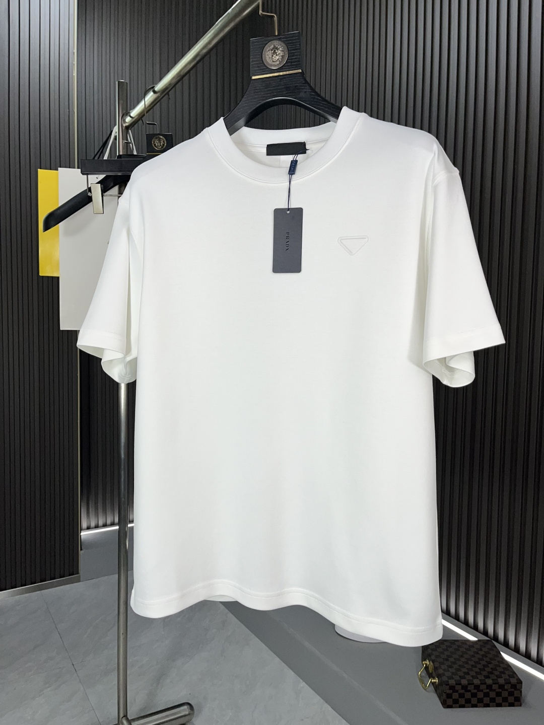 NO:126302,BJL Prada's new spring and summer 2025 new product is available for sale in the new short-sleeved T-shirt. It uses imported high-strength European cotton fabric, Wen Ru is soft, delicate and soft, and the upper body is naturally comfortable and cool. The chest line embroidered logo pattern contrasts the color and three-dimensional. The color is very clear, highlighting the overall styling and slimming feeling. The overall craftsmanship line is really impeccable!  Code number M-4XL, prada, T-shirt,tees, t-shirt,alexander wang19860909BJL 普拉达2025春夏新品发售新品短袖t恤.采用进口高支欧棉面料,温儒柔软 细腻柔软 上身自然是舒适 凉爽,胸前线绣logo图案撞色时尚立体.颜色十分清晰,非常的凸显整体的造型感以及修身上身感 整体的工艺车线真的是无可挑剔！码数M-4XL,,prada,T-shirt,tees，t-shirt,alexander wang,Men's clothing