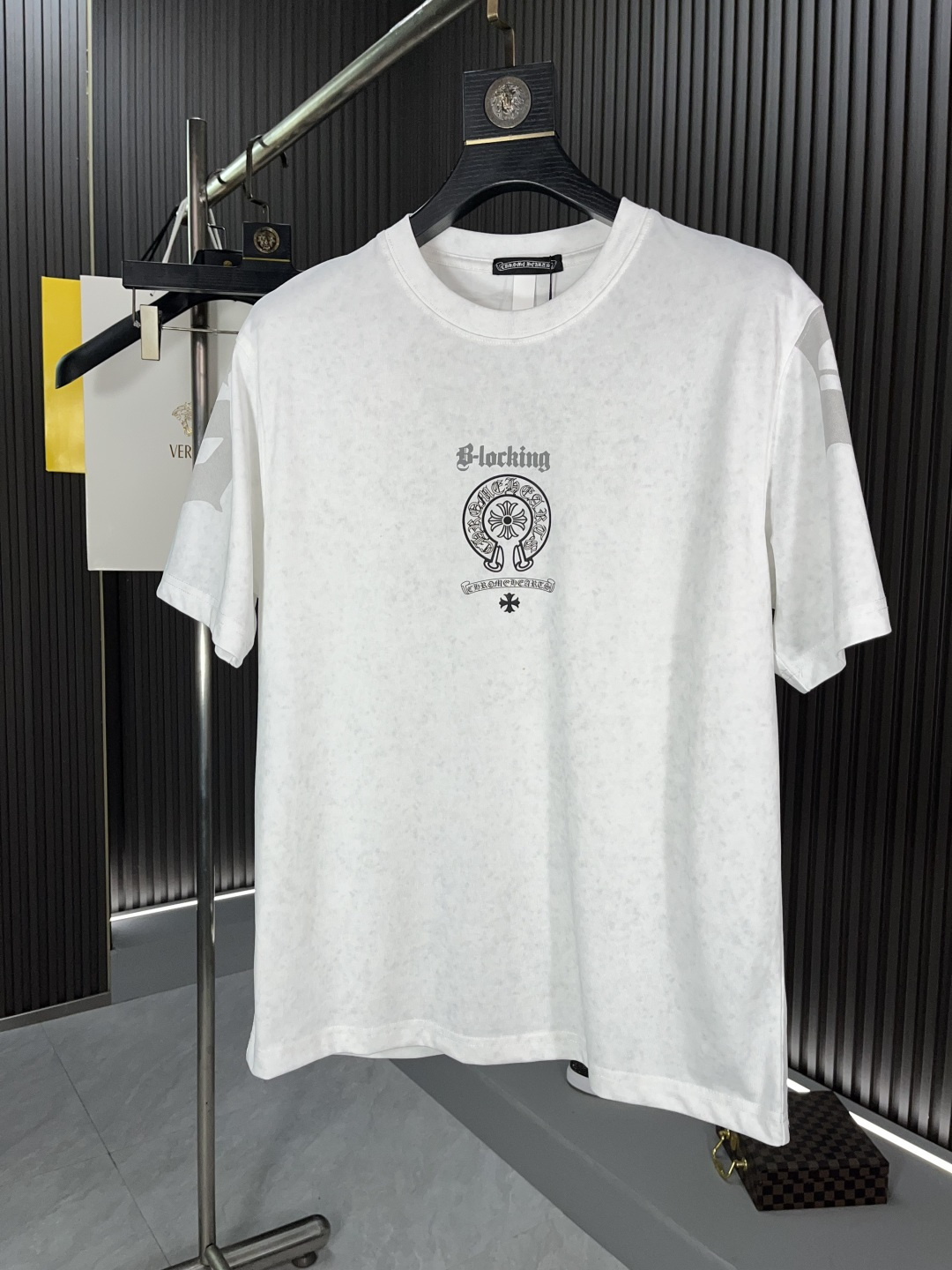 NO:126304,BJL Croxin 2025 new round neck short-sleeved T-shirt high-end version!  Customized fabrics for counters are breathable and comfortable, with impeccable details, and the brand element design concept reflects high quality. The feel is delicate and soft!  It is casually cut, with a great upper body style!  Code number M-4XL, chrome hearts, T-shirt,tees, t-shirt,alexander wang19860909BJL 克罗心2025新款 圆领 短袖 T恤 高端版本！专柜定制面料 透气舒适度高,细节无可挑剔,品牌元素设计理念,体现高品质.手感细腻柔软！呈现休闲裁剪,上身版型超赞！码数M-4XL,,chrome hearts,T-shirt,tees，t-shirt,alexander wang,Men's clothing