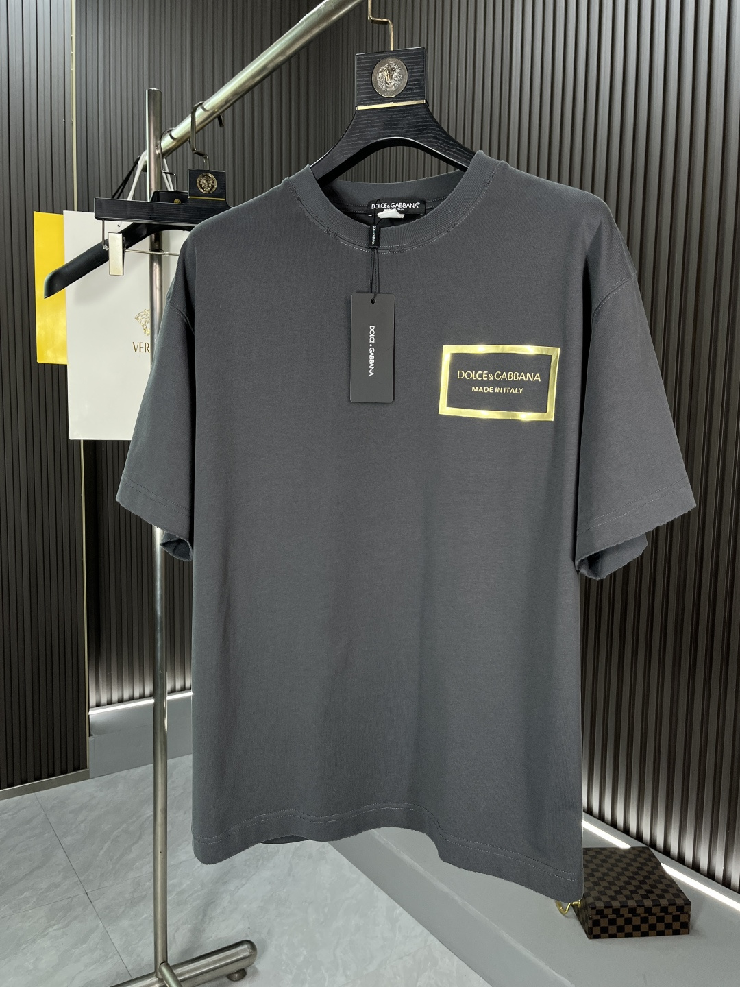 NO:126306,BJL DG2025 new round neck short-sleeved T-shirt high-end version!  Customized fabrics for counters are breathable and comfortable, with impeccable details, and the brand element design concept reflects high quality. The feel is delicate and soft!  It is casually cut, with a great upper body style!  Code number M-4XL, Dolce & Gabbana, T-shirt, tees, t-shirt, alexander wang19860909BJL DG2025新款 圆领 短袖 T恤 高端版本！专柜定制面料 透气舒适度高,细节无可挑剔,品牌元素设计理念,体现高品质.手感细腻柔软！呈现休闲裁剪,上身版型超赞！码数M-4XL,,Dolce&Gabbana,T-shirt,tees，t-shirt,alexander wang,Men's clothing