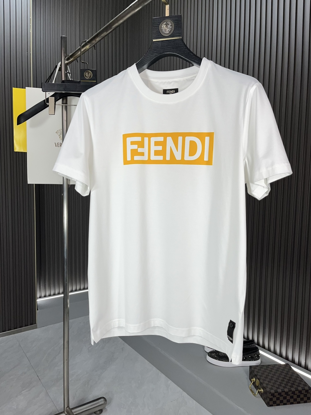 NO:133933,Fendi's new spring and summer products, fashionable short-sleeved high-end custom versatile styles!  More practical and easy to use by anyone. Made of pure cotton fabric, luxurious and classic brand logo design, which is very high-end and must-have for those who understand goods!  The style is a slim fit style. It is very exquisite, showing aura and highlighting the exquisiteness of business men. This is the unique feature. The right slim fit, and the upper body effect is very good. 59321 size M-3XL BJL, fendi, T-shirt, alexander wang19860909芬迪2025春夏新品时尚短袖高级定制百搭款式！更有实用感 任何人都可以轻松驾驭 采用纯棉面料制作,奢华经典品牌logo设计,非常显档次懂货的必须入！版型剪裁属于修身款 非常精致,显气场,又会凸显商务男士的精致,这就是独到之处,恰到好处的修身,上身效果非常赞59321尺码M-3XL BJL,,fendi,T-shirt,alexander wang,Men's clothing