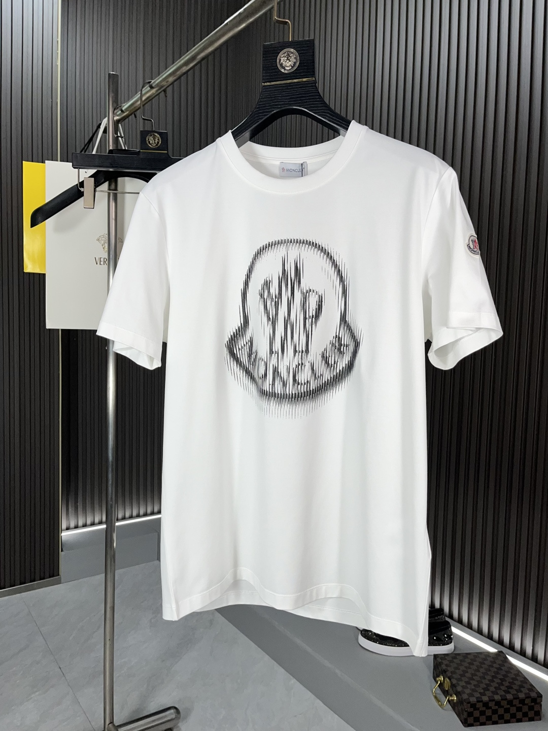 NO:133930,The new men's digital printed round neck short-sleeved T-shirt with 25s in the spring and summer, with abstract brand logo digital printing design on the front, creating basic men's products and injecting new ideas into men's wardrobe. Made of 80 double-strand mercerized cotton fabric, the fabric has high-end texture, soft and smooth, excellent elasticity, anti-wrinkle and yellowing, and it is not easy to deform after wearing for a long time. 69728# Number of code M-3XL BJL,,Moncler,T-shirt,tees,t-shirt,alexander wang19860909蒙口25ss春夏新品男士数码印花圆领短袖T恤,正面缀饰有抽象品牌标识数码印花设计,打造男士基本款单品,为男士衣橱注入新意.采用80支双股丝光棉面料制成,面料质感高端、柔软丝滑,弹性优良抗皱抗黄,久穿久洗不易变形69728# 码数M-3XL BJL,,Moncler,T-shirt,tees，t-shirt,alexander wang,Men's clothing