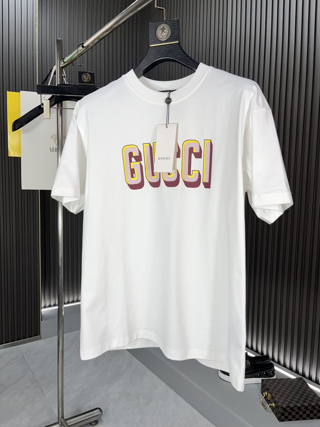 NO:130094,Guqi 2025 spring and summer new product launched fashionable printed round neck short-sleeved fashion item design, more fashionable and comfortable, high standard customization, very stylish upper body, hot stamping process, customer-supplied auxiliary materials, customer-supplied imported 240 grams pure cotton fabric with very delicate texture, exquisite details and exquisite craftsmanship, extremely shaping item, can be matched with any fashion, super good style, trendy men's essential item 89276# S-3XL BJL,, T-shirt, alexander wang19860909古奇2025春夏新品上市时尚印花圆领短袖时尚单品设计,更加时尚舒适,高标准定制,上身非常有型,烫印工艺, 客供辅料,客供进口240克纯棉面料质感非常细腻,细节工艺精湛考究,塑造性极高的一款单品,任何时装都可以搭配,版型超级好 潮男必备单品89276# 码数S-3XL BJL,,T-shirt,alexander wang,Men's clothing