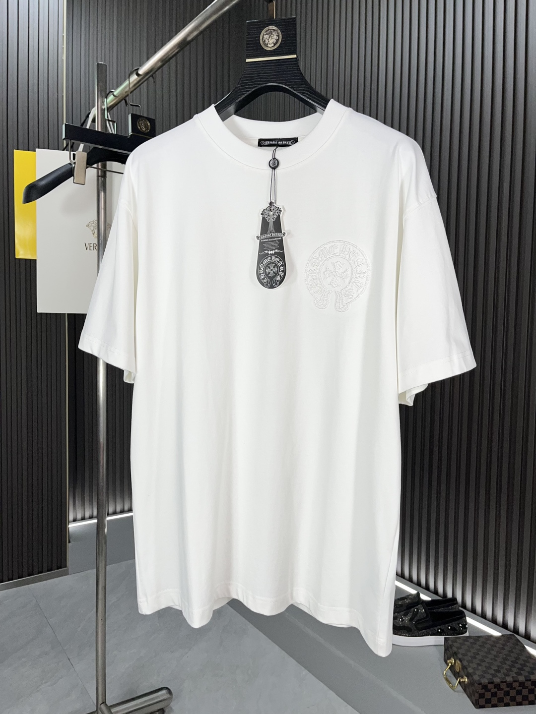 NO:130100,Croxin 25 early spring show embroidered round neck short-sleeved T-shirt, synchronized on the official website, comfortable skin, durable and easy to wear, classic simple logo design, imported ice oxygen cotton fabric, comfortable and breathable, every detail of the embroidered logo is the ultimate, and the finished product is very ok!  The upper body is amazing, and it is versatile!  Fashionable and personalized, super versatile and beautiful 59372# S-3XL BJL, chrome hearts, T-shirt, tees, t-shirt, alexander wang19860909克罗心25早春秀场刺绣圆领短袖t恤,官网同步,贴肤舒适,耐看又好穿,经典简约logo设计,进口冰氧棉面料,舒适透气,刺绣logo每个细节做到极致,成品完成非常ok！上身极赞,随意百搭！时尚又个性 超级百搭好看的一款59372# 码数S-3XL BJL,,chrome hearts,T-shirt,tees，t-shirt,alexander wang,Men's clothing