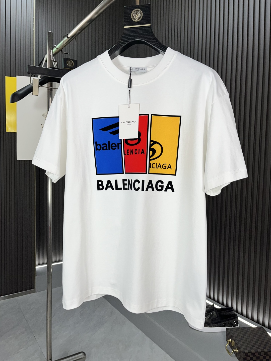 NO:130106,Balenciaga 2025 spring and summer new product launched in fashion printed round neck short-sleeved fashion item design, more fashionable and comfortable, high standard customization, very stylish upper body, hot stamping process, customer-supplied auxiliary materials, customer-supplied imported 240 grams of pure cotton fabric with very delicate texture, exquisite details and exquisite craftsmanship, extremely shaping item, can be matched with any fashion, super good style, trendy men's essential item 69573# S-3XL BJL,,balenciaga,T-shirt,alexander wang19860909巴黎世家2025春夏新品上市时尚印花圆领短袖时尚单品设计,更加时尚舒适,高标准定制,上身非常有型,烫印工艺, 客供辅料,客供进口240克纯棉面料质感非常细腻,细节工艺精湛考究,塑造性极高的一款单品,任何时装都可以搭配,版型超级好 潮男必备单品69573# 码数S-3XL BJL,,balenciaga,T-shirt,alexander wang,Men's clothing