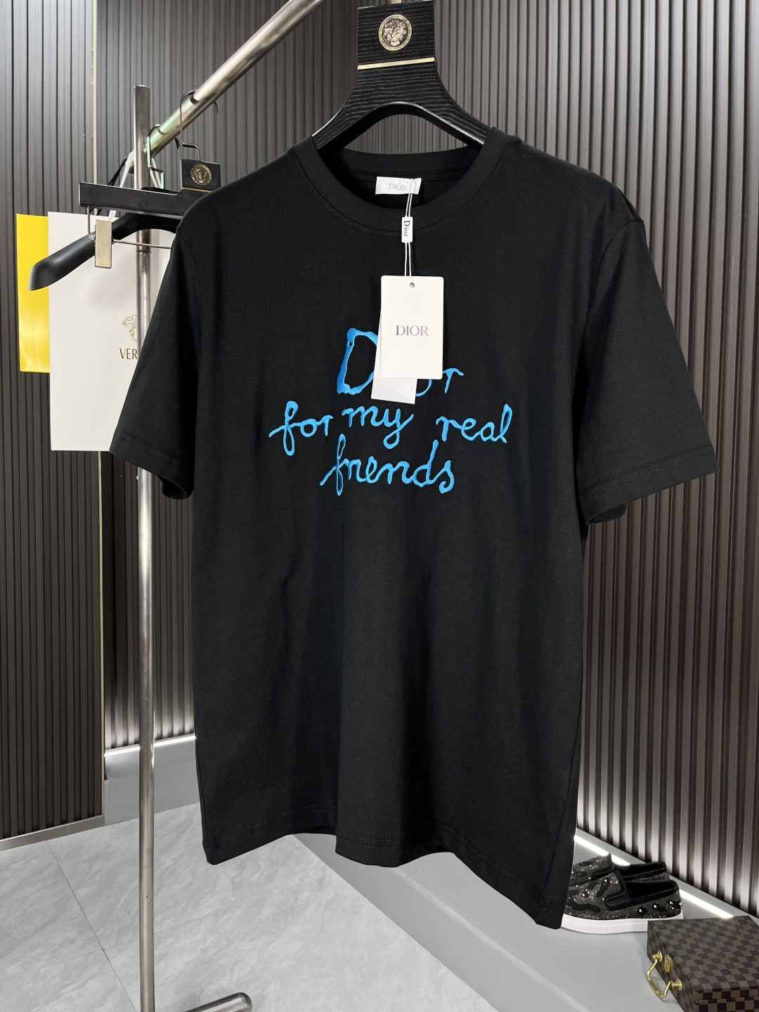 NO:130110,Dio, 2025 spring and summer new product D home signature embroidered logo round neck short-sleeved T-shirt. This T-shirt is selected for customized jersey cotton material. The fabric feels soft and warm, and the skin-friendly and breathable close-fitting touch will definitely allow you to spend the year comfortably and worry-free, without being stuffy and not greasy. The excellent texture instantly kills all Low products on the market!  The iconic color-filled three-dimensional logo embroidery on the front of the clothes and the chest is carefully embroidered by imported embroidery machine. The embroidery thread is densely shiny and very textured. 37645# S-2XL BJL,,dior,dior,dior,T-shirt,tees,t-shirt,alexander wang19860909Dio迪奥、2025春夏新品D家签名刺绣logo圆领短袖T恤.这款T恤甄选客供定制平纹针织棉布材质制成,面料手感柔软温润,亲肤透气的贴身触感,绝对可以让你舒爽无忧的度过一年四季,不闷热不腻身,出色的质感秒杀市面所有Low货版本！衣身胸前标志性顺色填充立体标识刺绣,采用进口刺绣机精心绣制,绣线光泽密实、且非常的富有质感37645# 码数S-2XL BJL,,dior,dior,dior,T-shirt,tees，t-shirt,alexander wang,Men's clothing