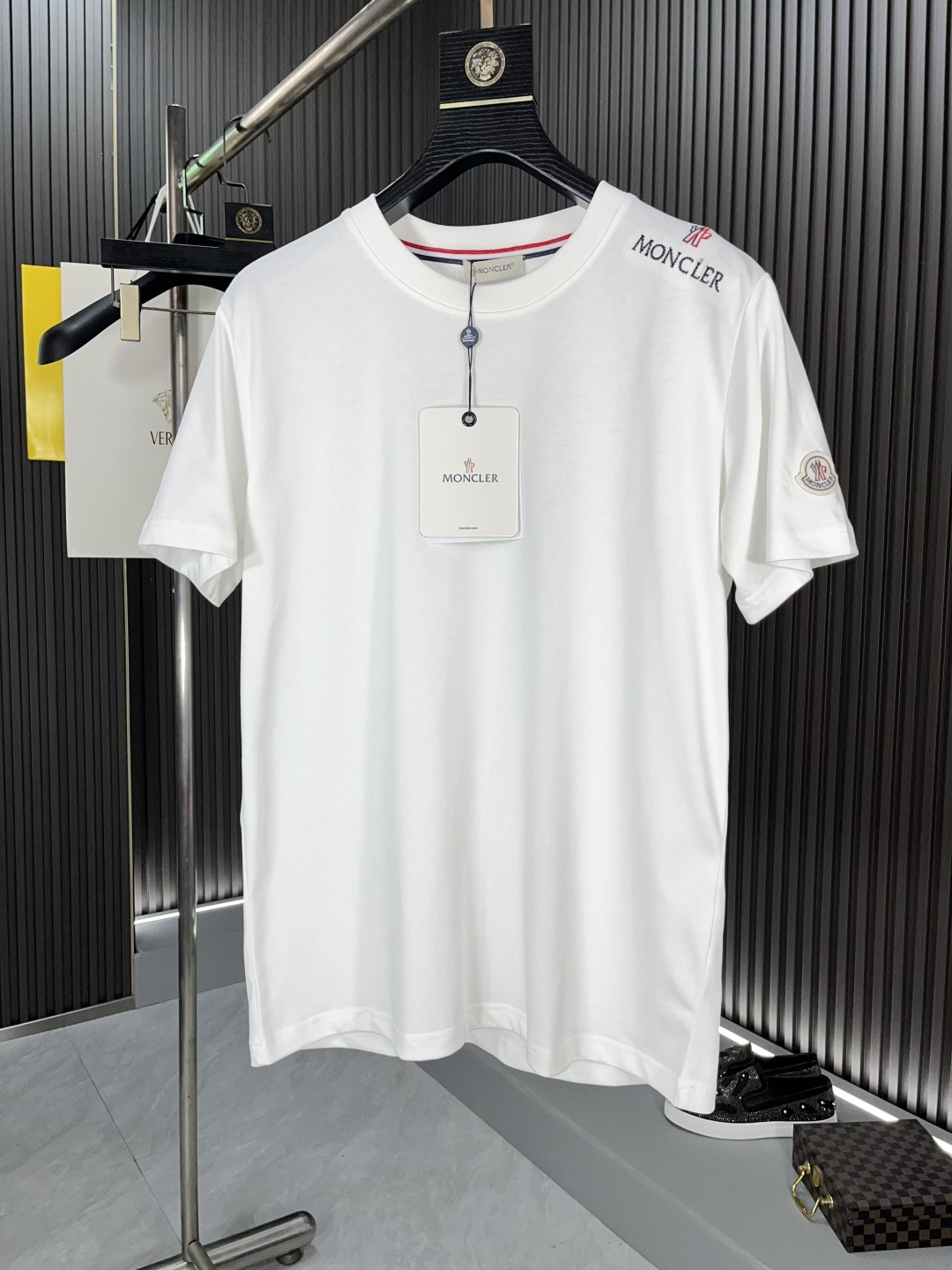 NO:130116,Mengjia Pure Cotton Latest Fabric (The highest version) Left Shoulder MON Letter Embroidery Classic Logo Fashionable Simple Trendy Short Sleeves, Top Quality Counter Original Single Short Sleeves, Top Production Technology Imported Fabrics, Special Design of the Counter Style, Use Imported High-end Customized Fabrics. Official Website is on sale!  Excellent fabric style S-2XL BJL, Moncler, T-shirt, alexander wang19860909蒙家纯棉最新面料（最高版本）左肩蒙口MON字母刺绣经典标识图案logo时尚简约潮流短袖,最顶级的品质专柜原单短袖,顶级制作工艺进口面料,专柜款独特设计,采用进口高端订制面料.官网在售！面料版型超赞 码数S-2XL BJL,,Moncler,T-shirt,alexander wang,Men's clothing