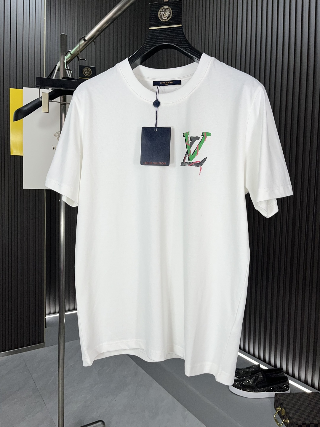 NO:130121,LV2025 spring and summer new products are available for sale, fashionable hand-painted round neck short-sleeved fashion item design, more fashionable and comfortable, high standard customization, very stylish upper body, artificial hand-painted craftsmanship, customer-supplied auxiliary materials, customer-supplied imported 240 grams of pure cotton fabric with very delicate texture, exquisite details and exquisite craftsmanship, extremely shaping item, can be matched with any fashion, super good style, trendy men's essential item 57641# S-2XL BJL,,louis vuitton,T-shirt,alexander wang19860909LV2025春夏新品上市时尚手绘圆领短袖时尚单品设计,更加时尚舒适,高标准定制,上身非常有型,人工手绘工艺, 客供辅料,客供进口240克纯棉面料质感非常细腻,细节工艺精湛考究,塑造性极高的一款单品,任何时装都可以搭配,版型超级好 潮男必备单品57641# 码数S-2XL BJL,,louis vuitton,T-shirt,alexander wang,Men's clothing