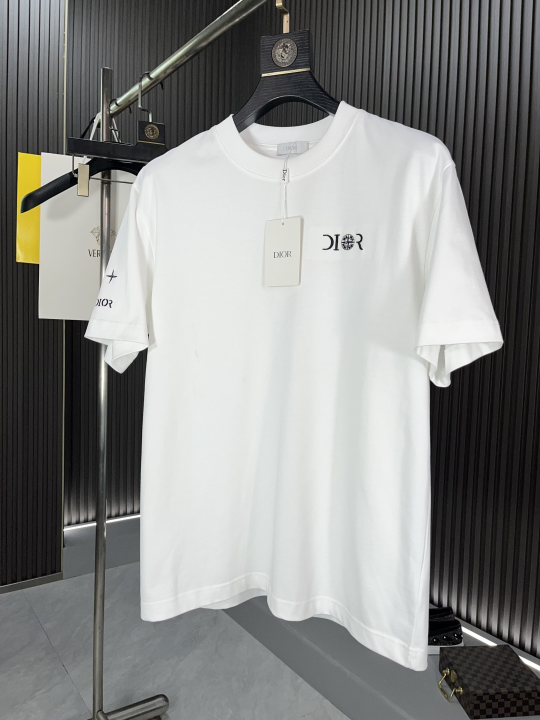 NO:130066,Dior 2025 spring and summer new product, with 300 double-strand cotton plain fabrics, with wide upper body and comfortable, casually matched with the outside and the inner style, 74531# Size S-2XL BJL, dior, alexander wang19860909迪奥2025春夏新品,优选特定原版开发300支双股精棉平纹面料,上身挺阔舒适度佳,外穿内搭随意搭配,男女同款74531# 尺码S-2XL  BJL,,dior,alexander wang,Men's clothing